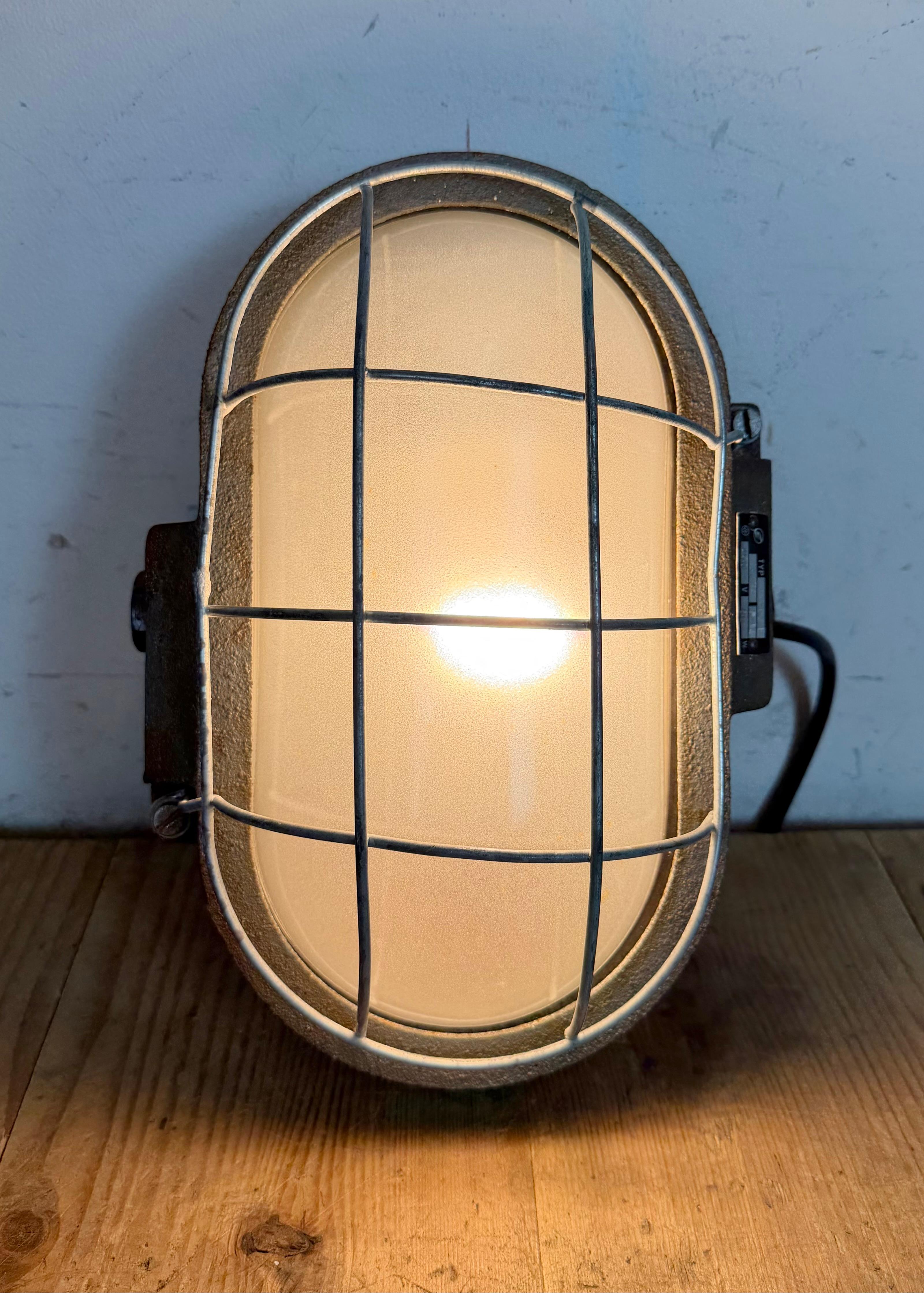 Aplique industrial de hierro fundido gris de Elektrosvit, años 60 en venta 7