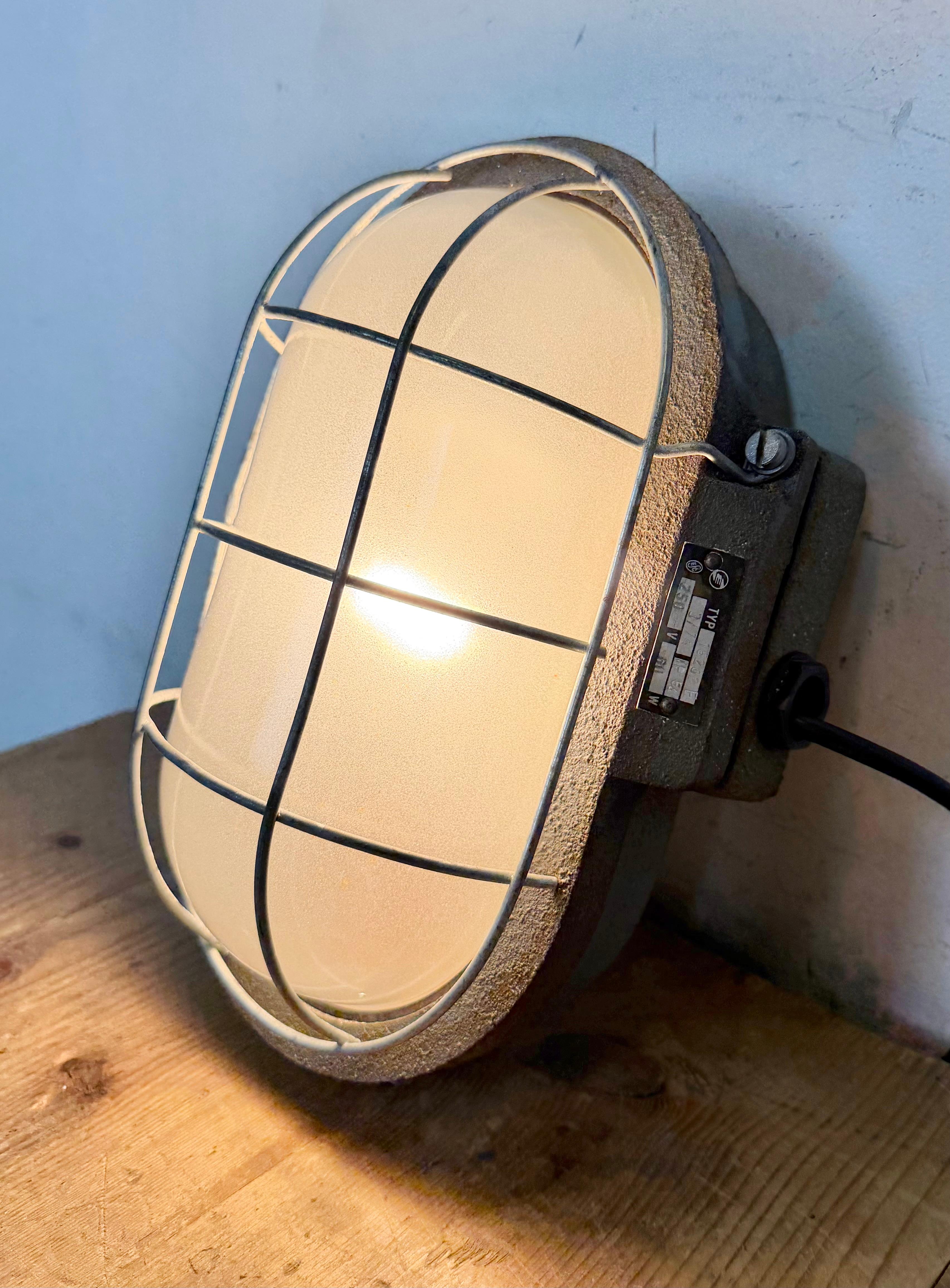 Aplique industrial de hierro fundido gris de Elektrosvit, años 60 en venta 8