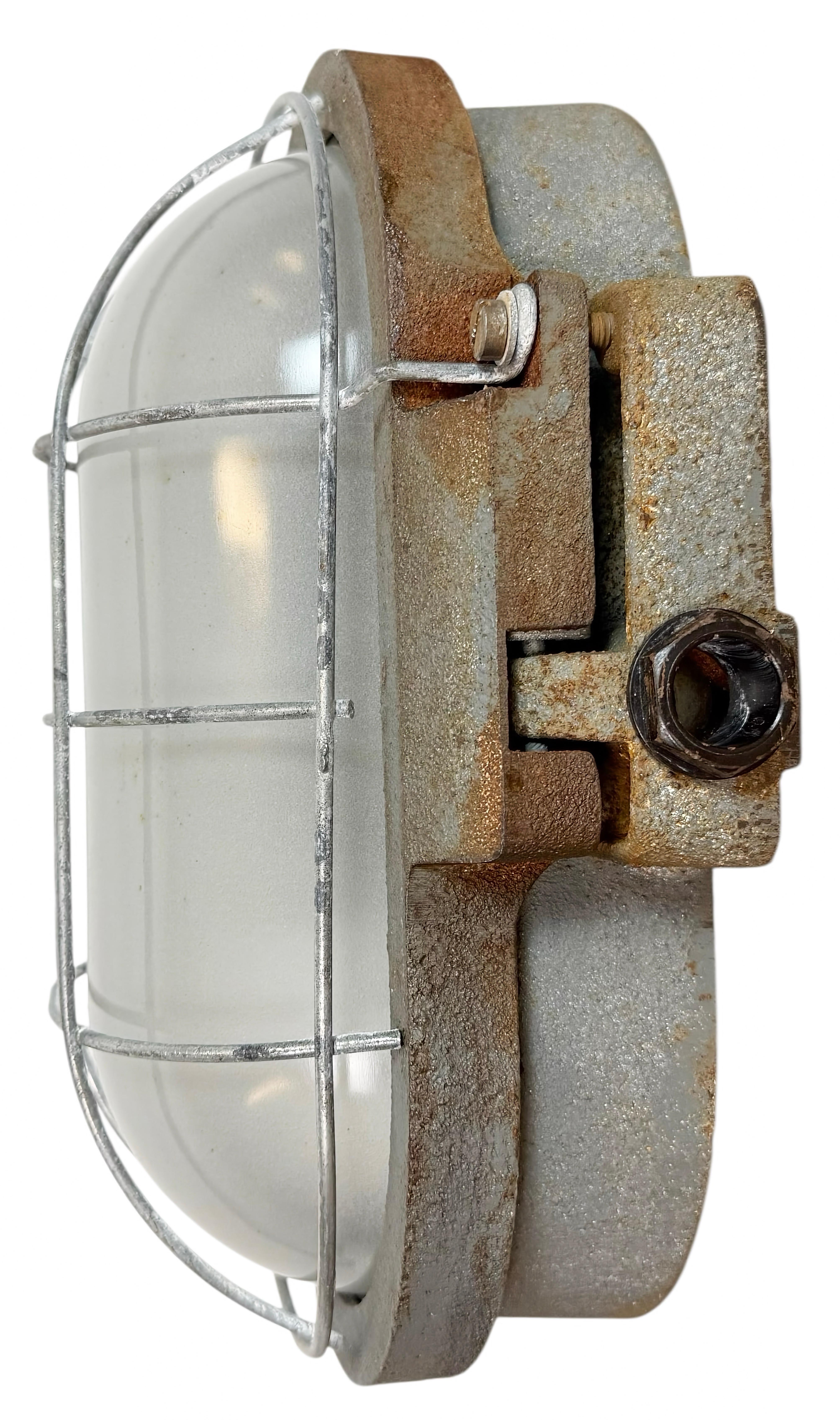 Aplique industrial fabricado por Elektrosvit en la antigua Checoslovaquia durante la década de 1960. El casquillo de porcelana requiere bombillas estándar E27 / E26. Cable nuevo. El peso de la luz es de 4,9 kg.