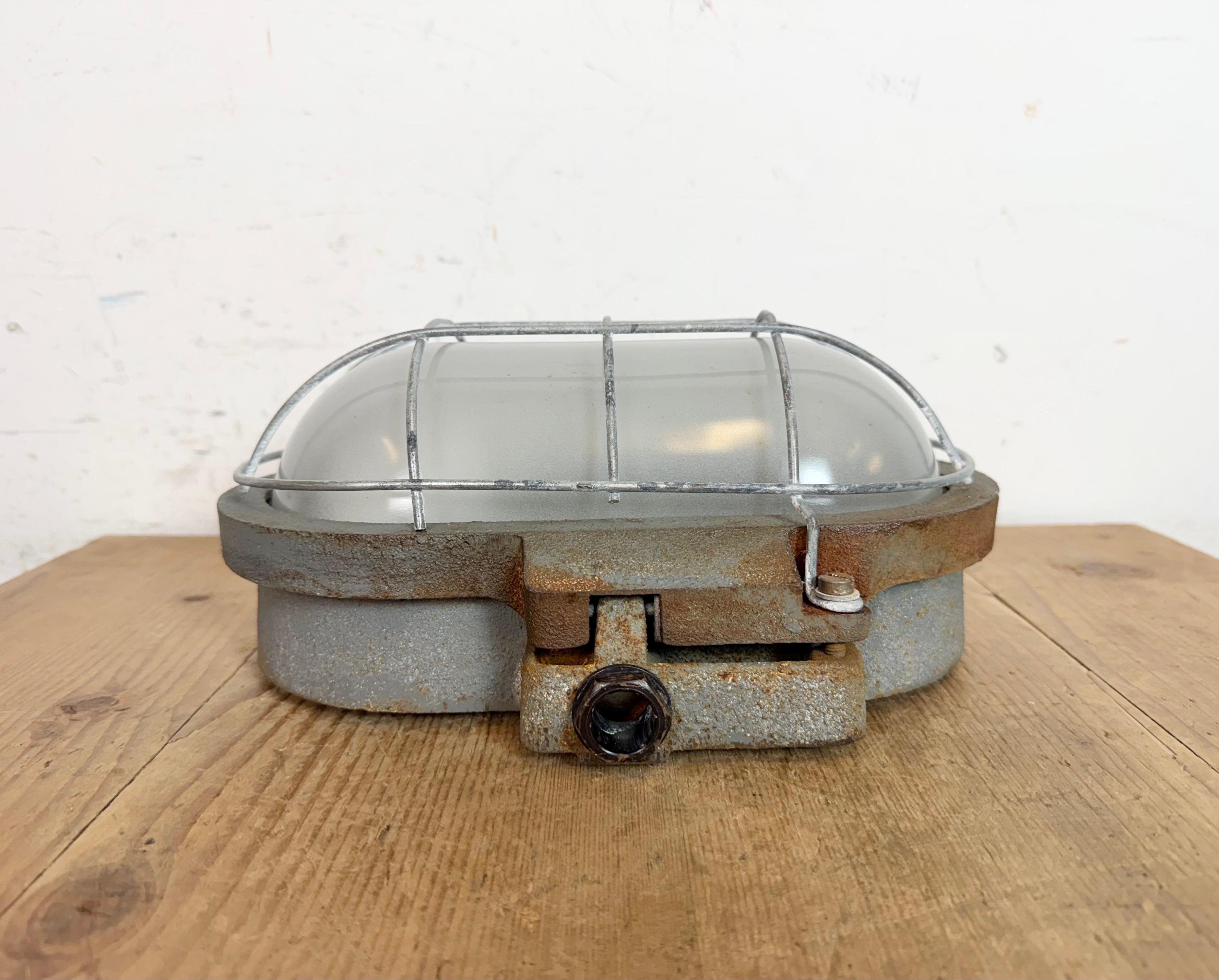 Aplique industrial de hierro fundido gris de Elektrosvit, años 60 Industrial en venta