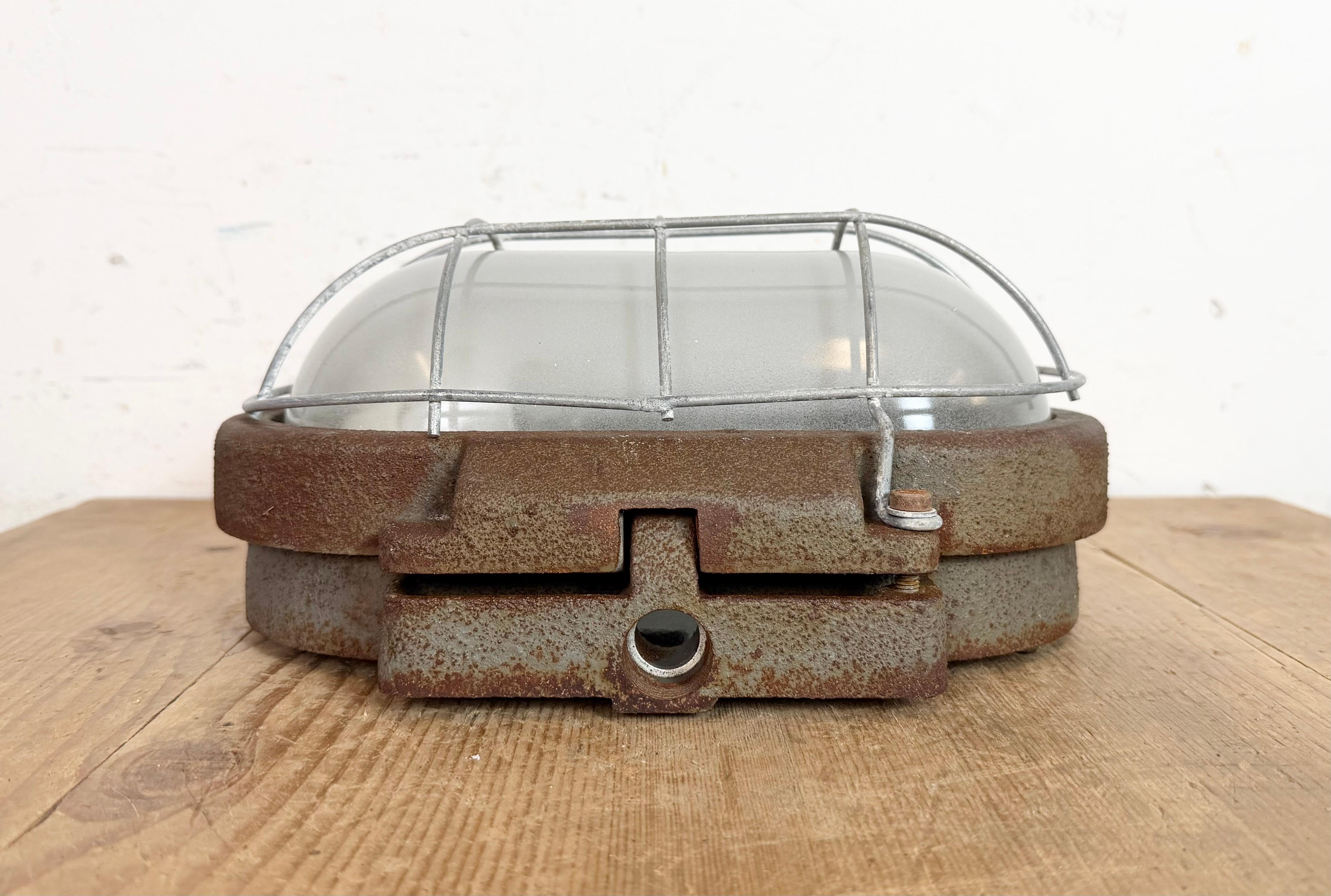 Graue industrielle Wandleuchte aus Gusseisen von Elektrosvit, 1960er Jahre (Industriell) im Angebot