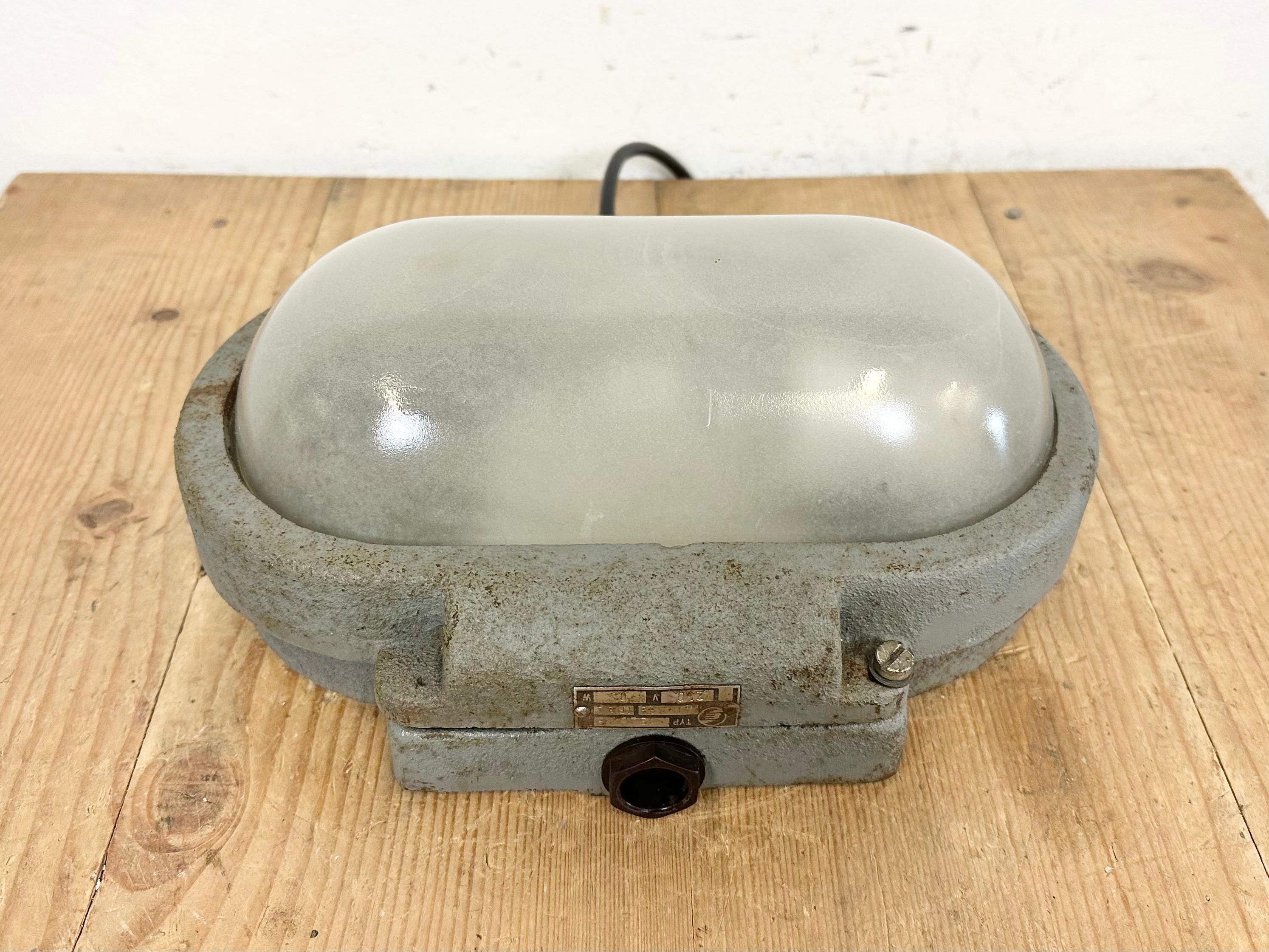 Grey Industrial Cast Iron Wall Light from Elektrosvit, 1960s In Good Condition For Sale In Kojetice, CZ