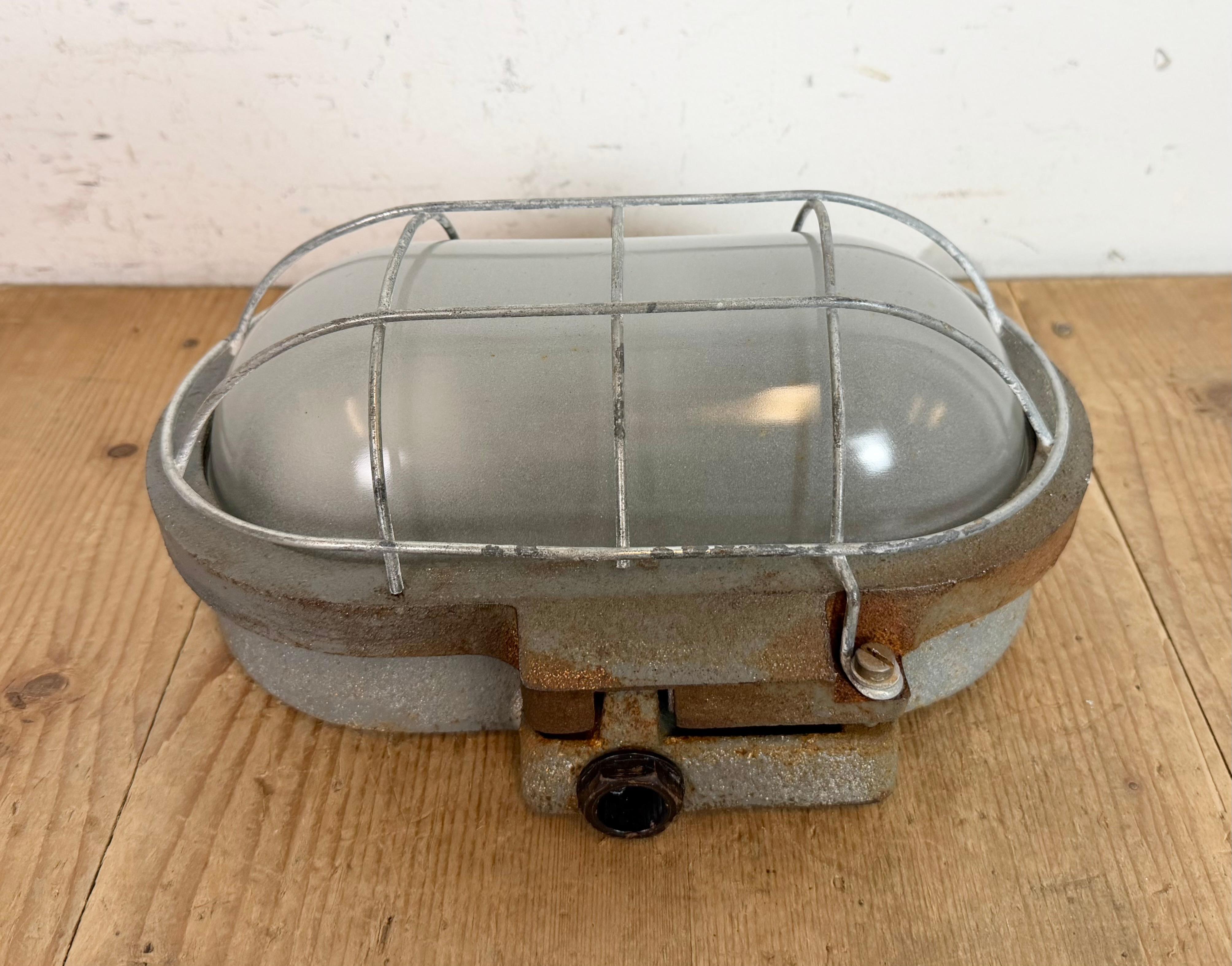 Aplique industrial de hierro fundido gris de Elektrosvit, años 60 Checo en venta