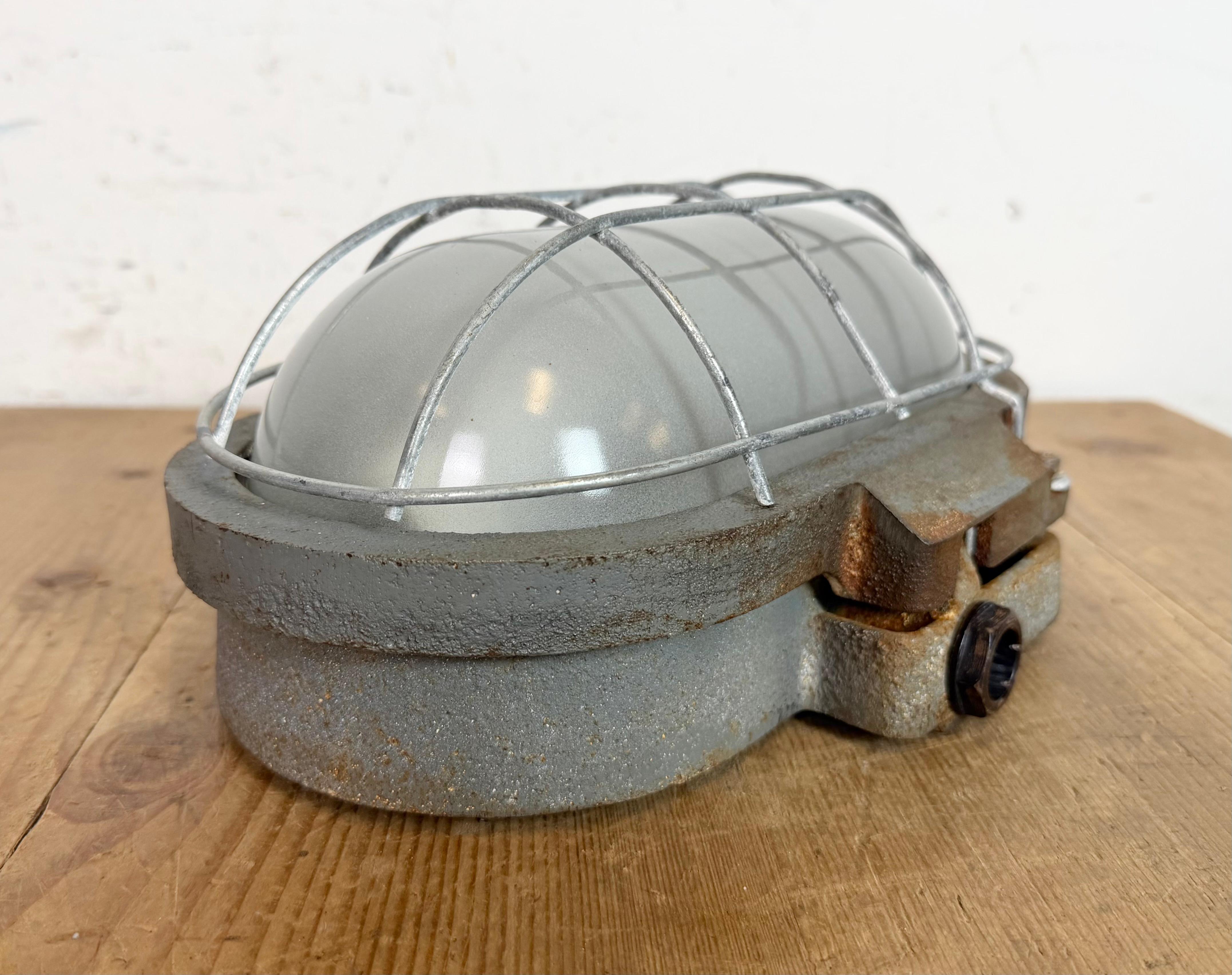 Aplique industrial de hierro fundido gris de Elektrosvit, años 60 Vaciado en venta