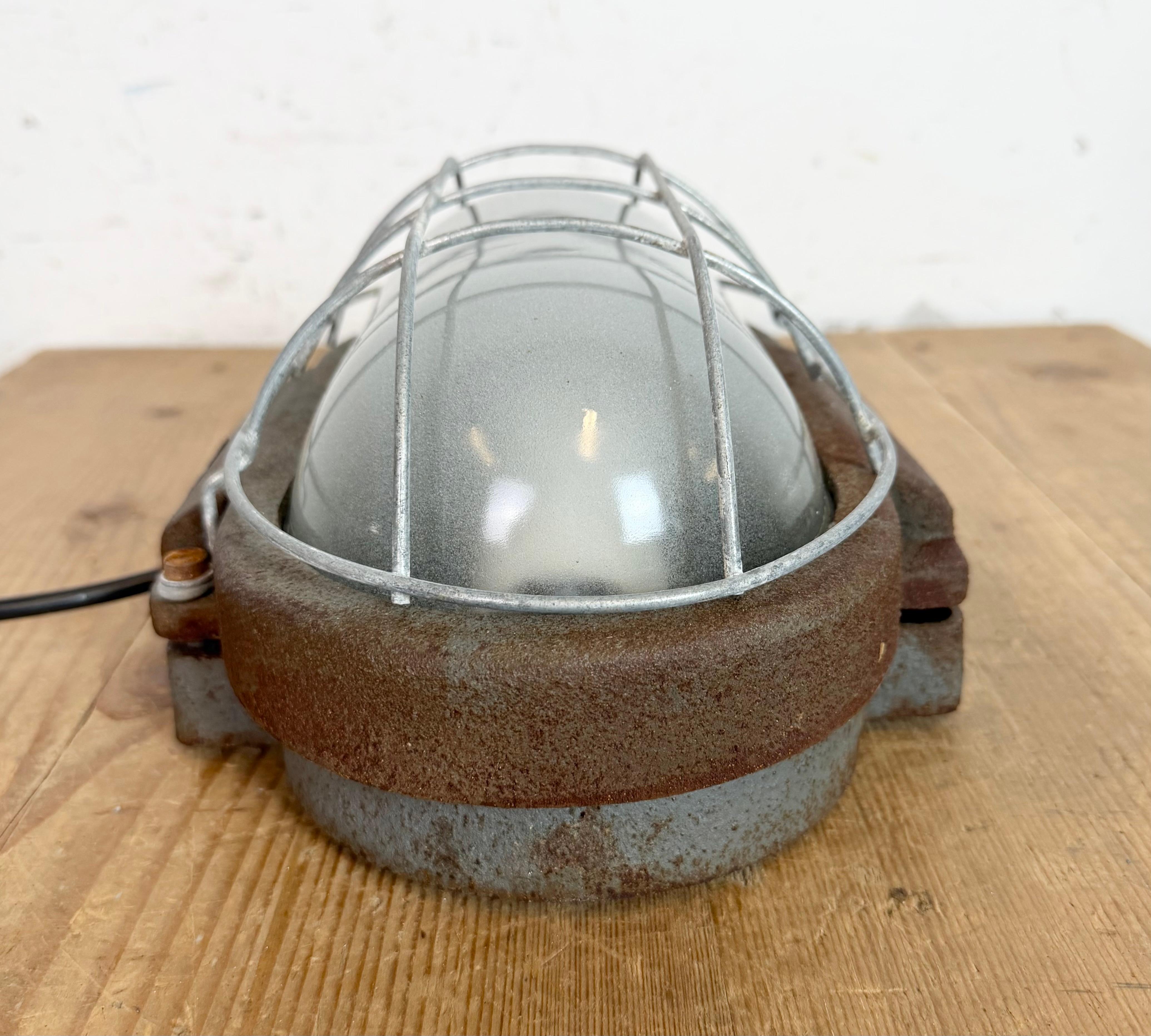 Graue industrielle Wandleuchte aus Gusseisen von Elektrosvit, 1960er Jahre im Zustand „Gut“ im Angebot in Kojetice, CZ