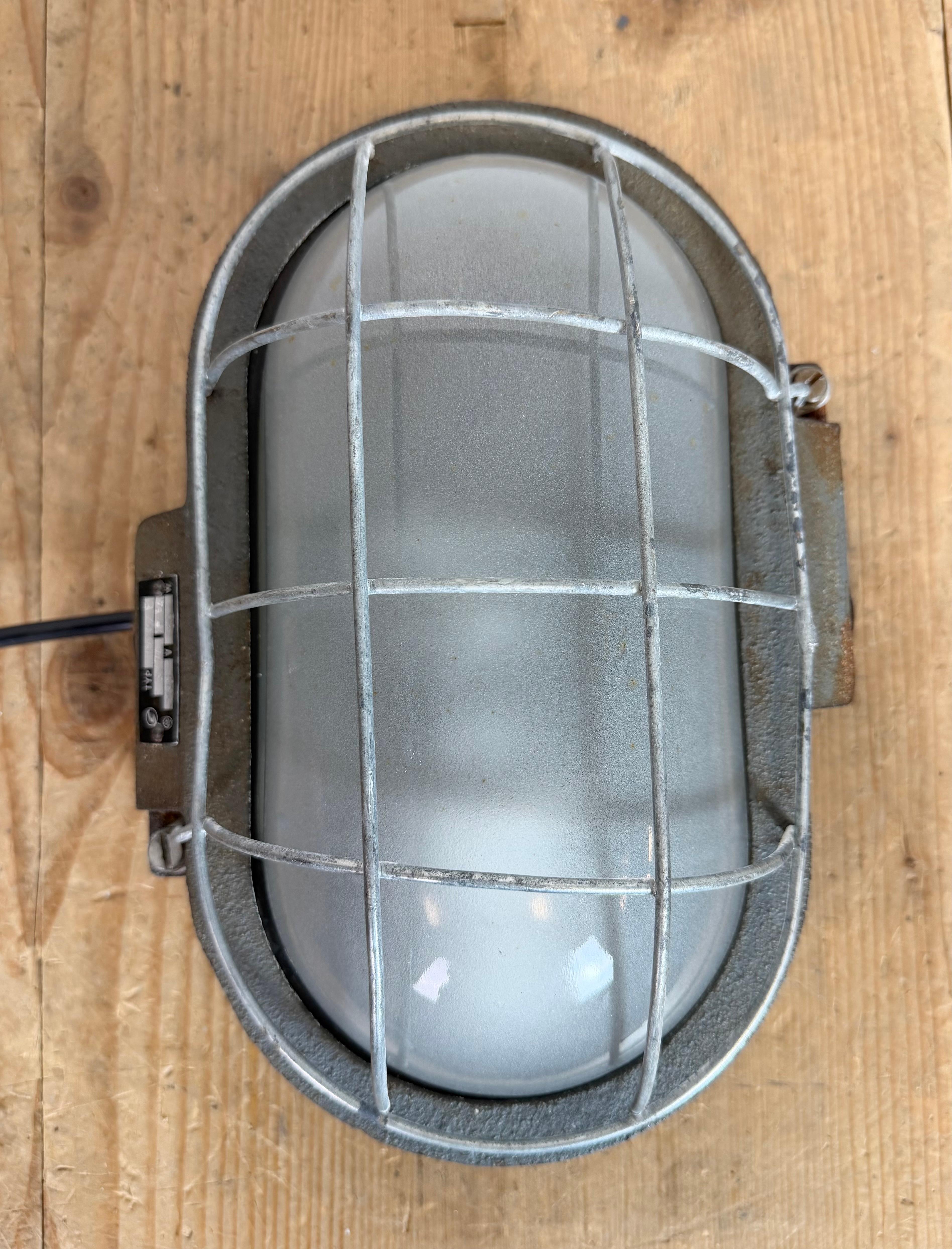 Aplique industrial de hierro fundido gris de Elektrosvit, años 60 siglo XX en venta