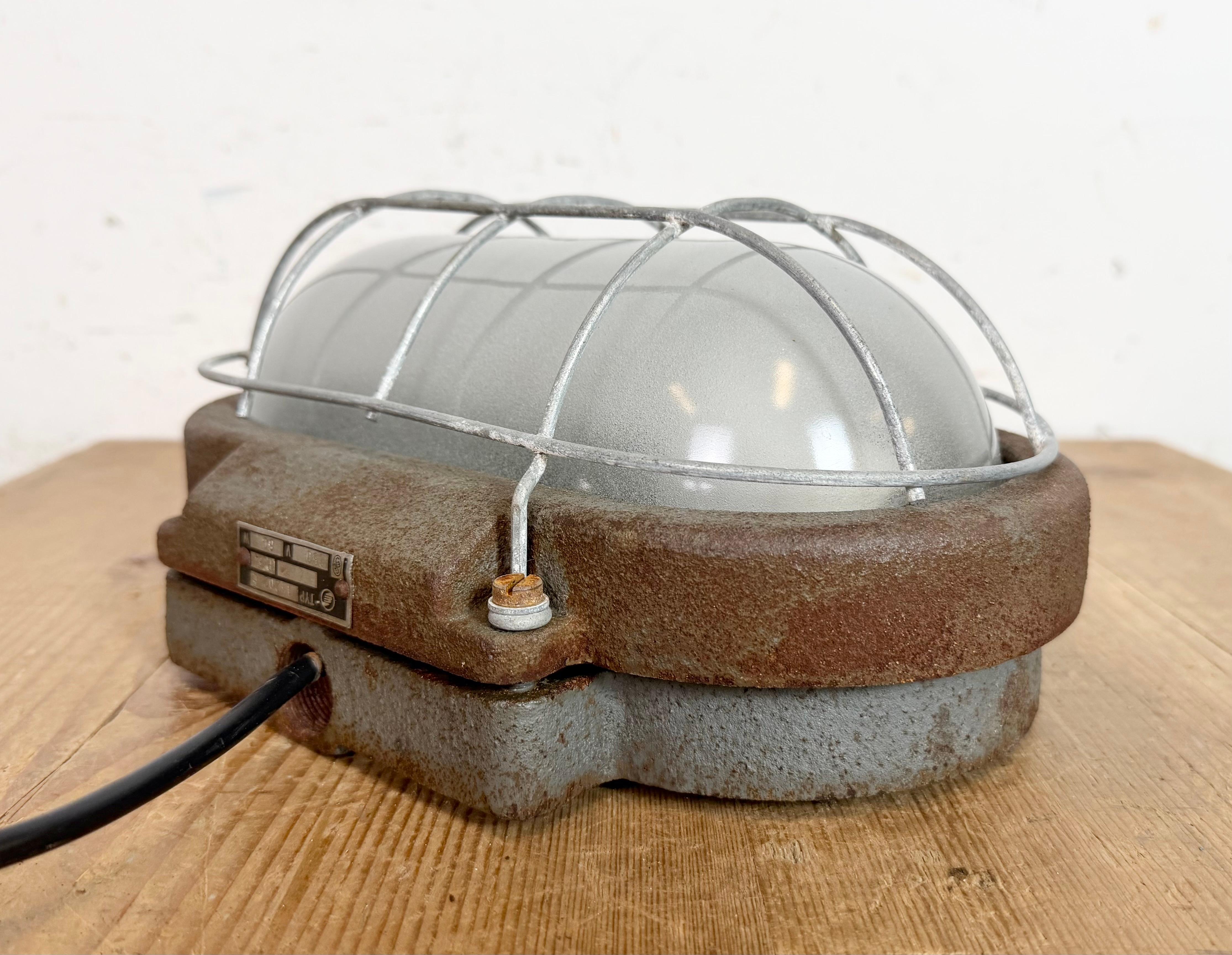 Graue industrielle Wandleuchte aus Gusseisen von Elektrosvit, 1960er Jahre (20. Jahrhundert) im Angebot