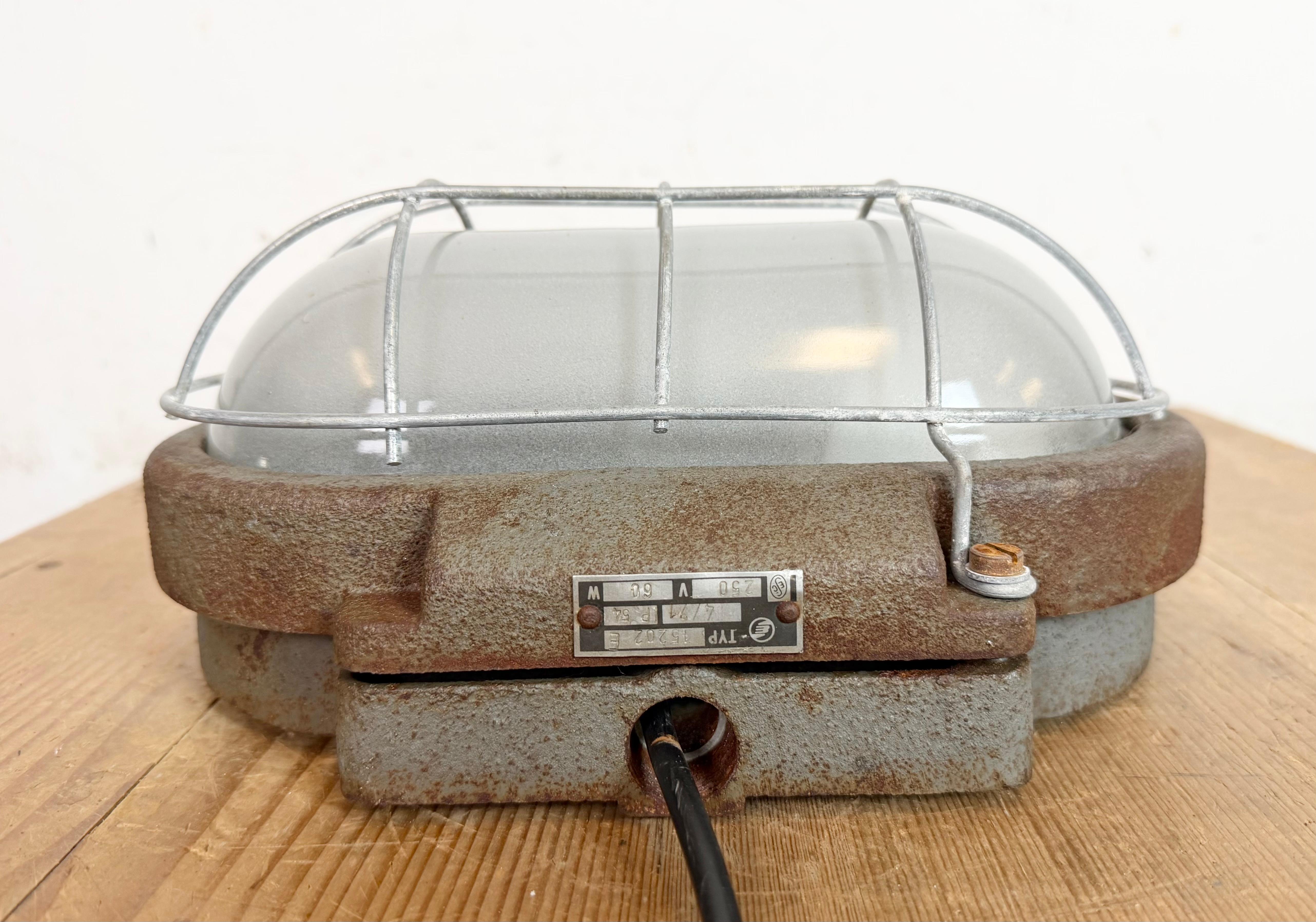 Graue industrielle Wandleuchte aus Gusseisen von Elektrosvit, 1960er Jahre (Milchglas) im Angebot