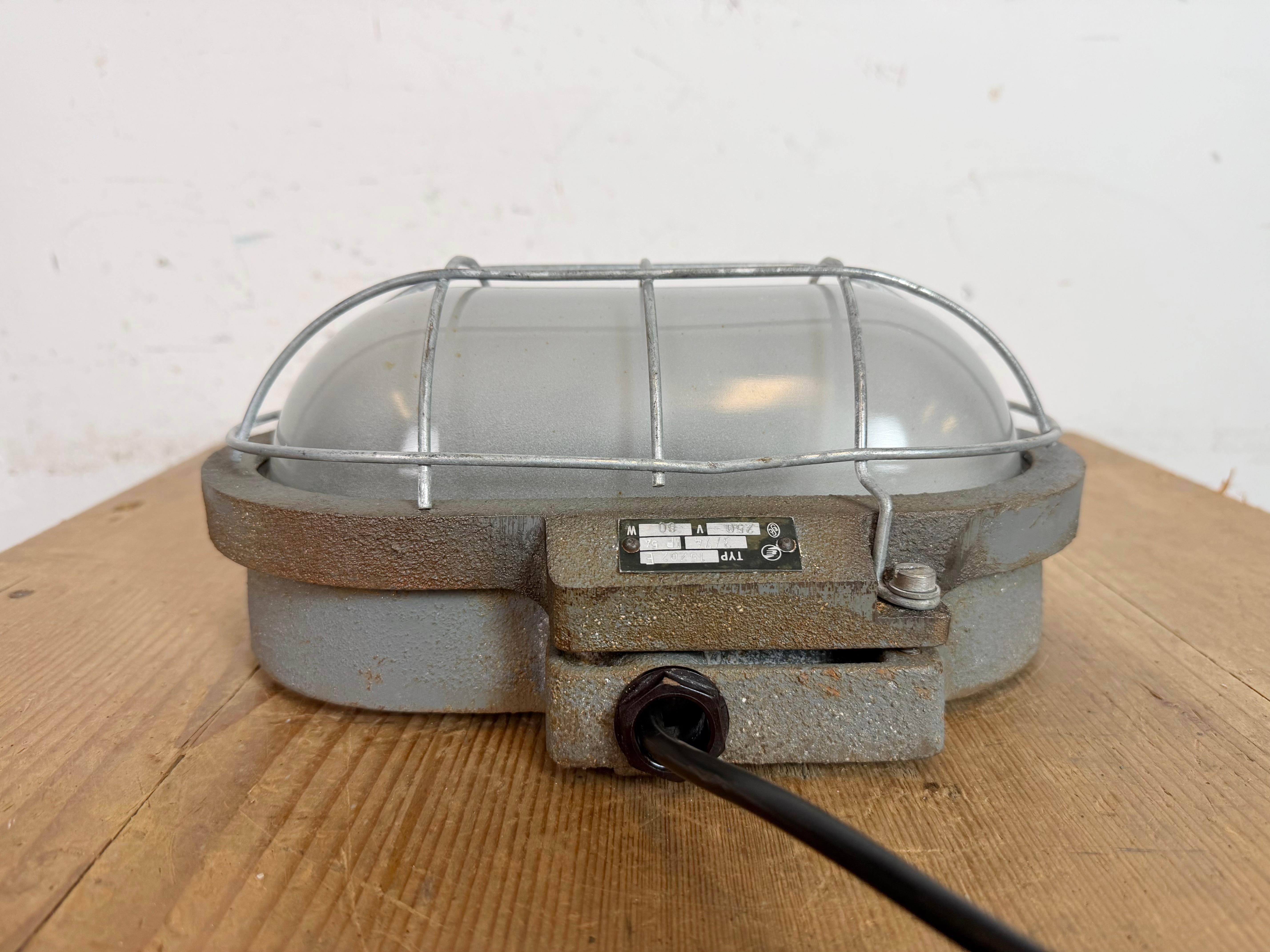 Aplique industrial de hierro fundido gris de Elektrosvit, años 60 en venta 1