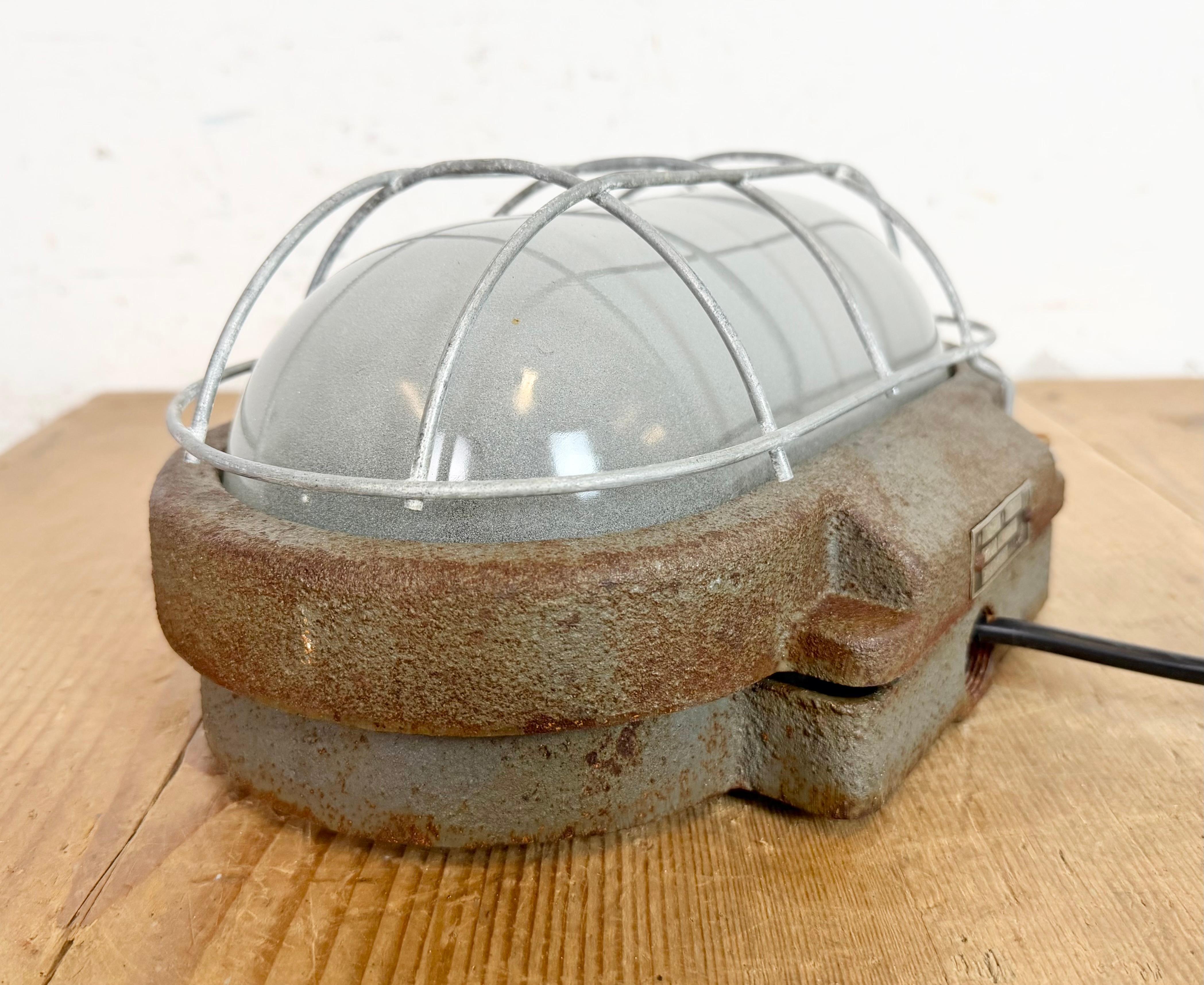 Graue industrielle Wandleuchte aus Gusseisen von Elektrosvit, 1960er Jahre im Angebot 1