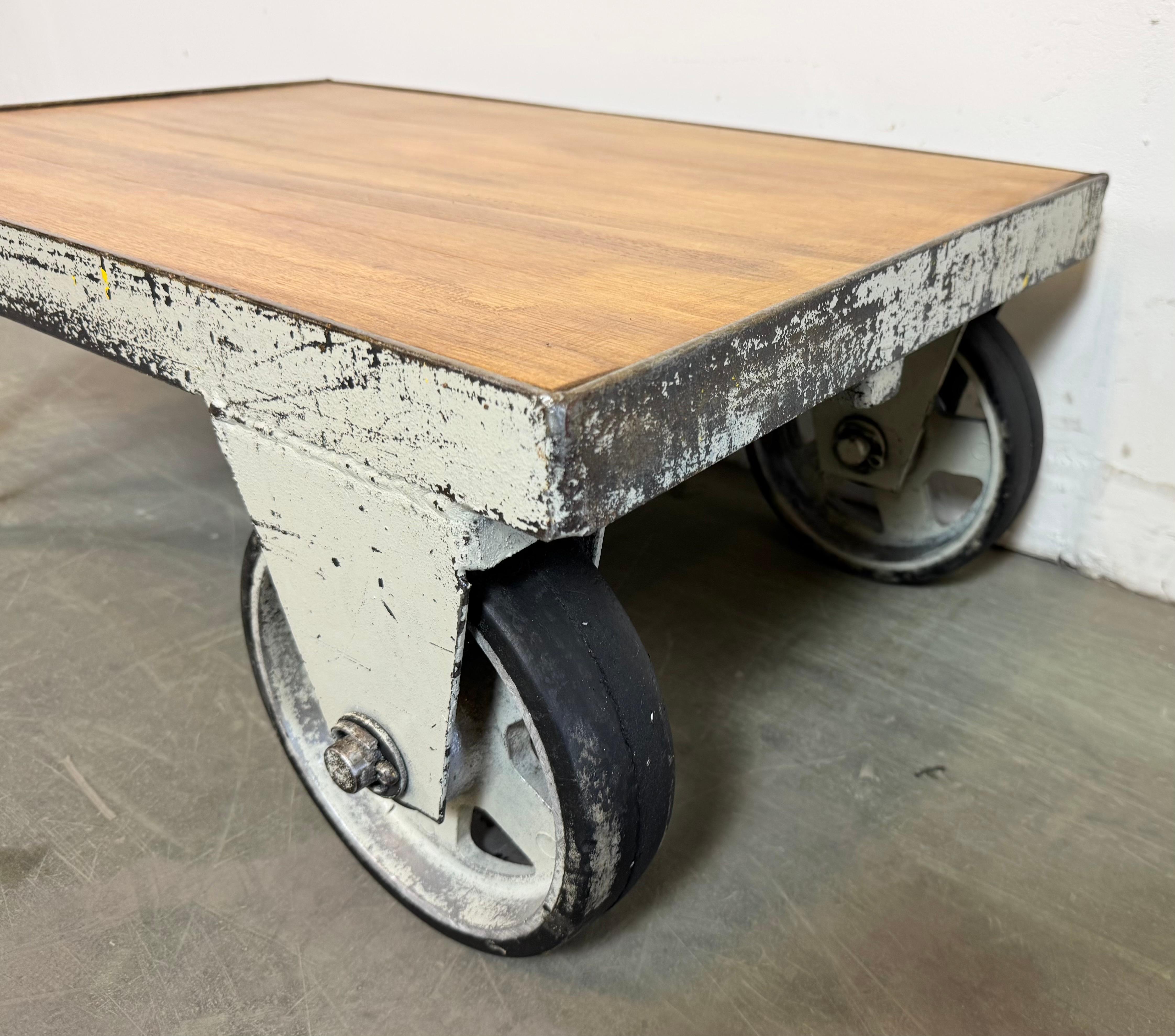 Grey Industrial Coffee Table Cart, 1960s For Sale 3