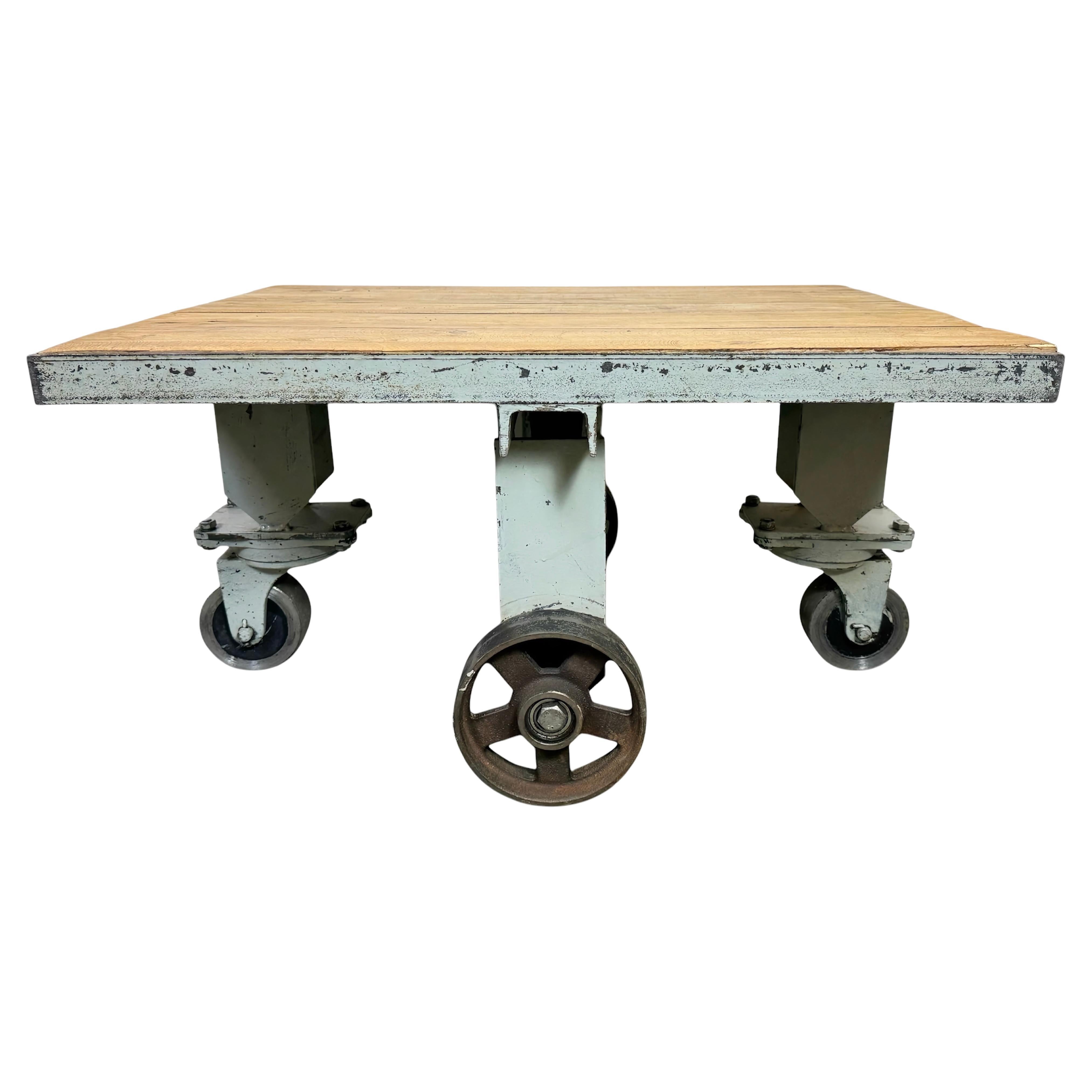 Chariot de table basse industriel gris, années 1960