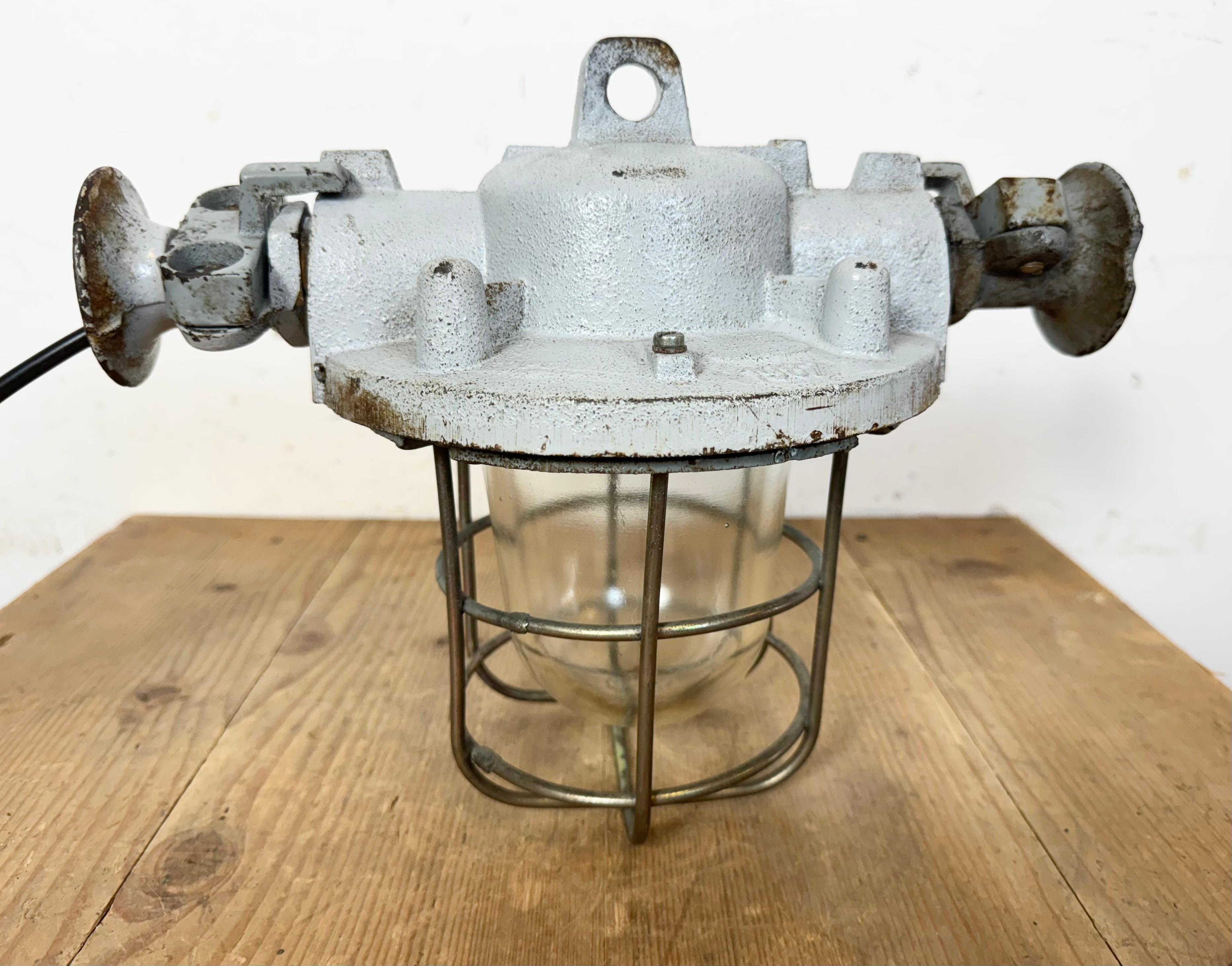 Lámpara industrial gris a prueba de explosiones, años 1980 en venta 5