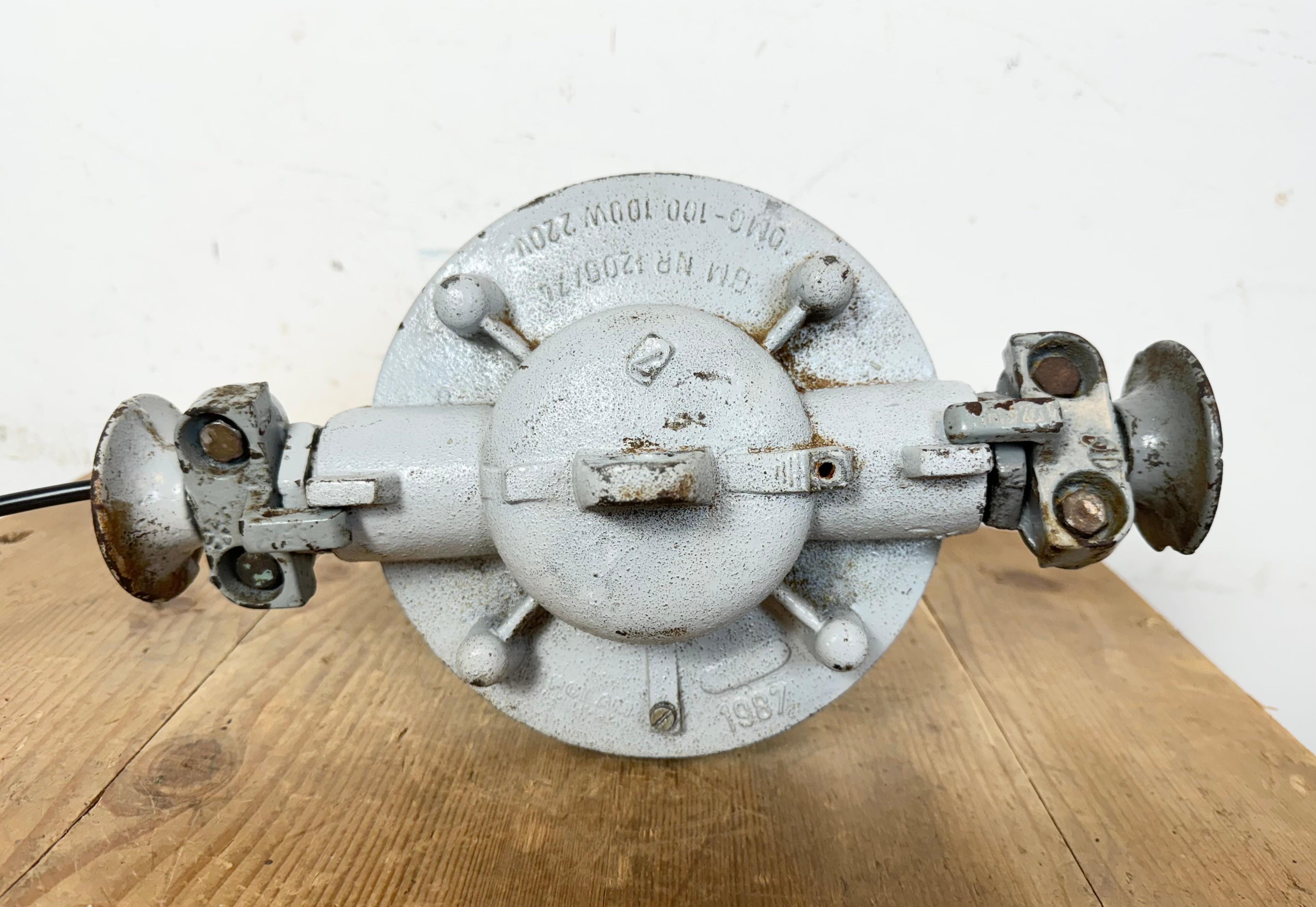 Lámpara industrial gris a prueba de explosiones, años 1980 en venta 10