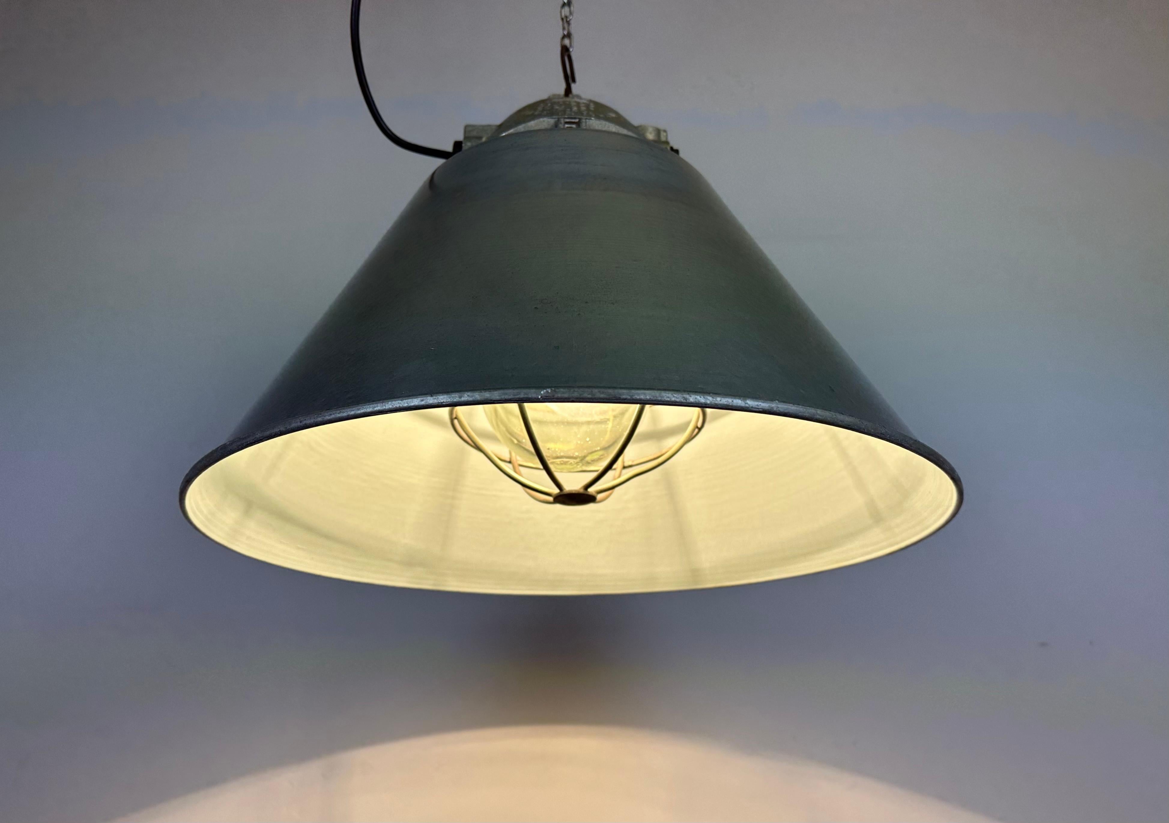 Lampada industriale grigia a prova di esplosione con paralume in alluminio di Zaos, anni '70 in vendita 1