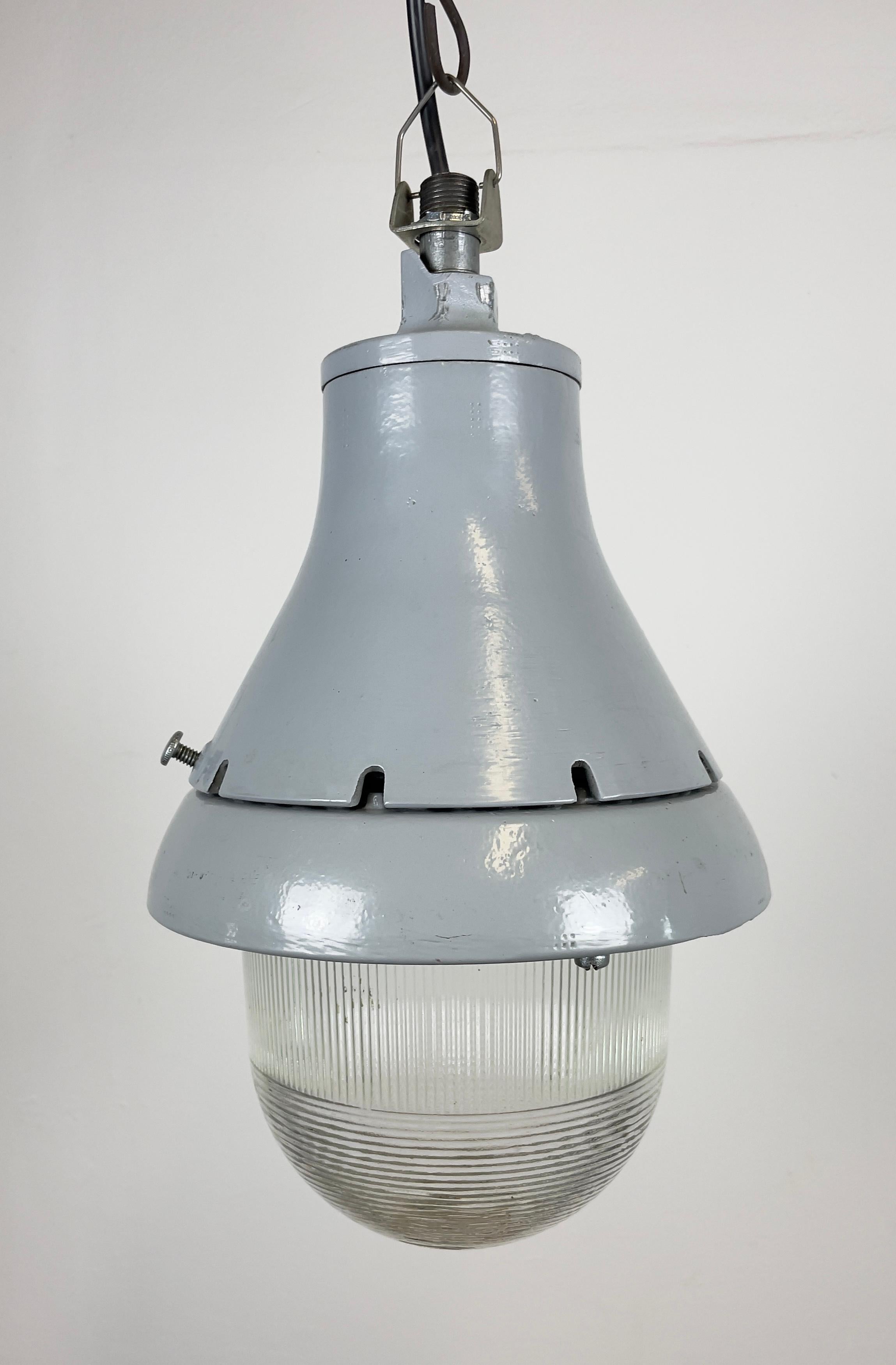 Grey Industrial Explosion Proof Light from Crouse-Hinds, 1970s For Sale 2