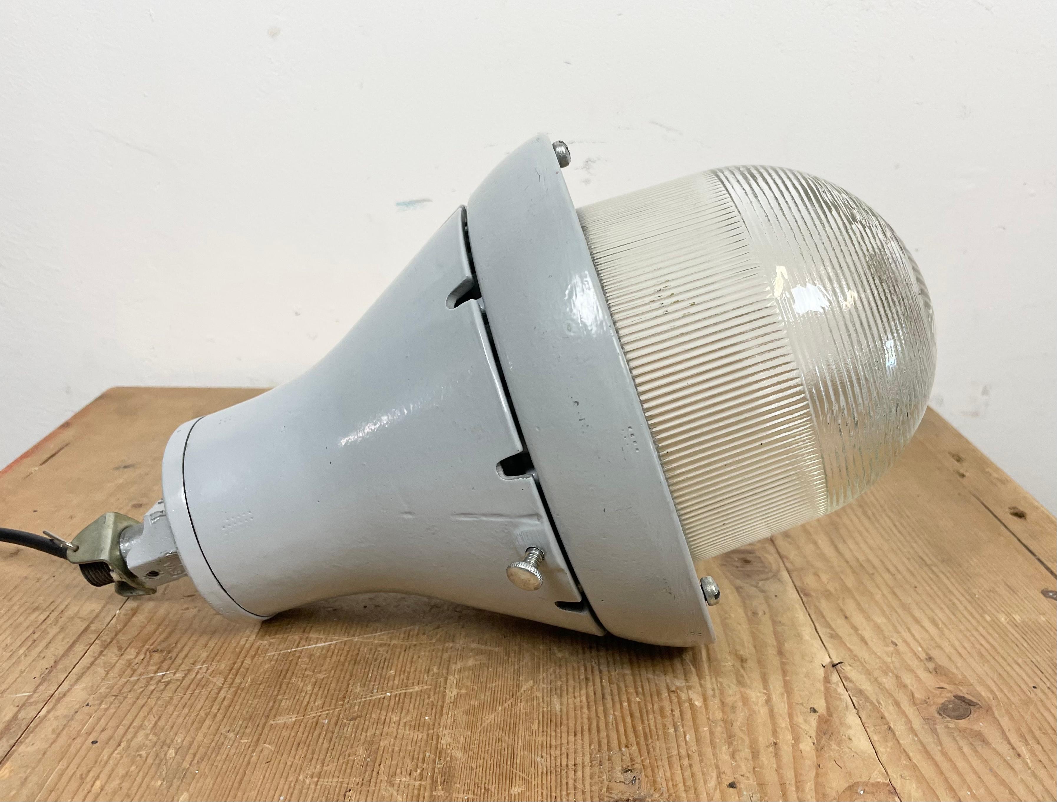 Grey Industrial Explosion Proof Light from Crouse-Hinds, 1970s For Sale 3