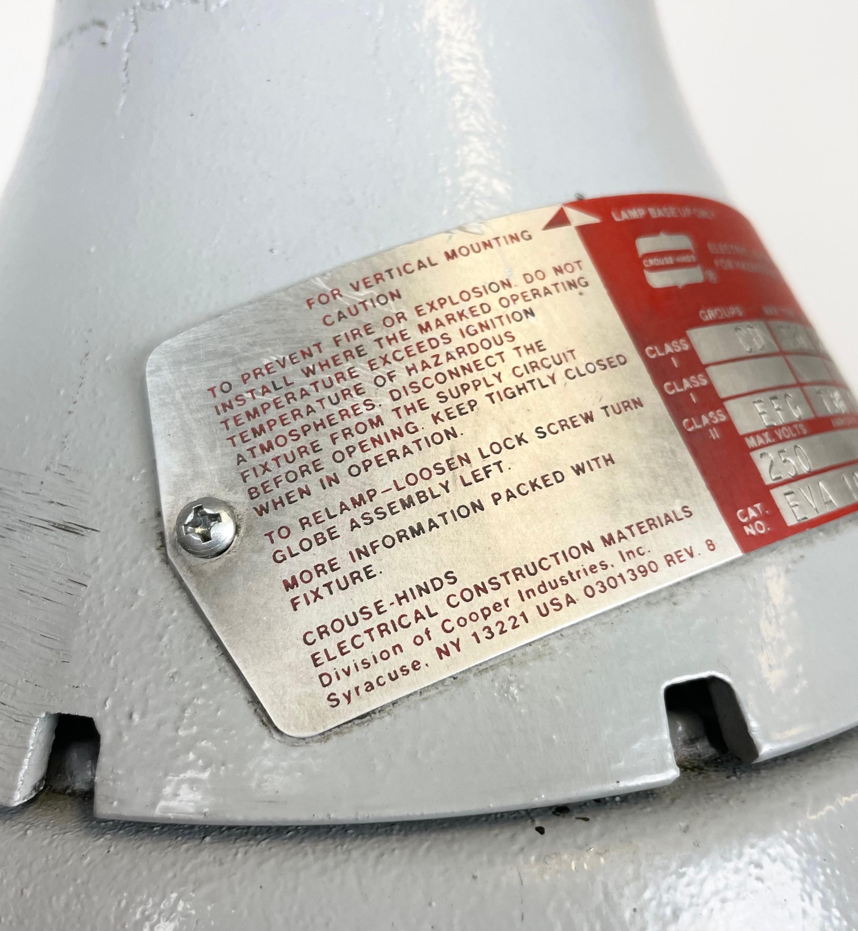 Lampada industriale grigia a prova di esplosione di Crouse-Hinds, anni '70 in vendita 5