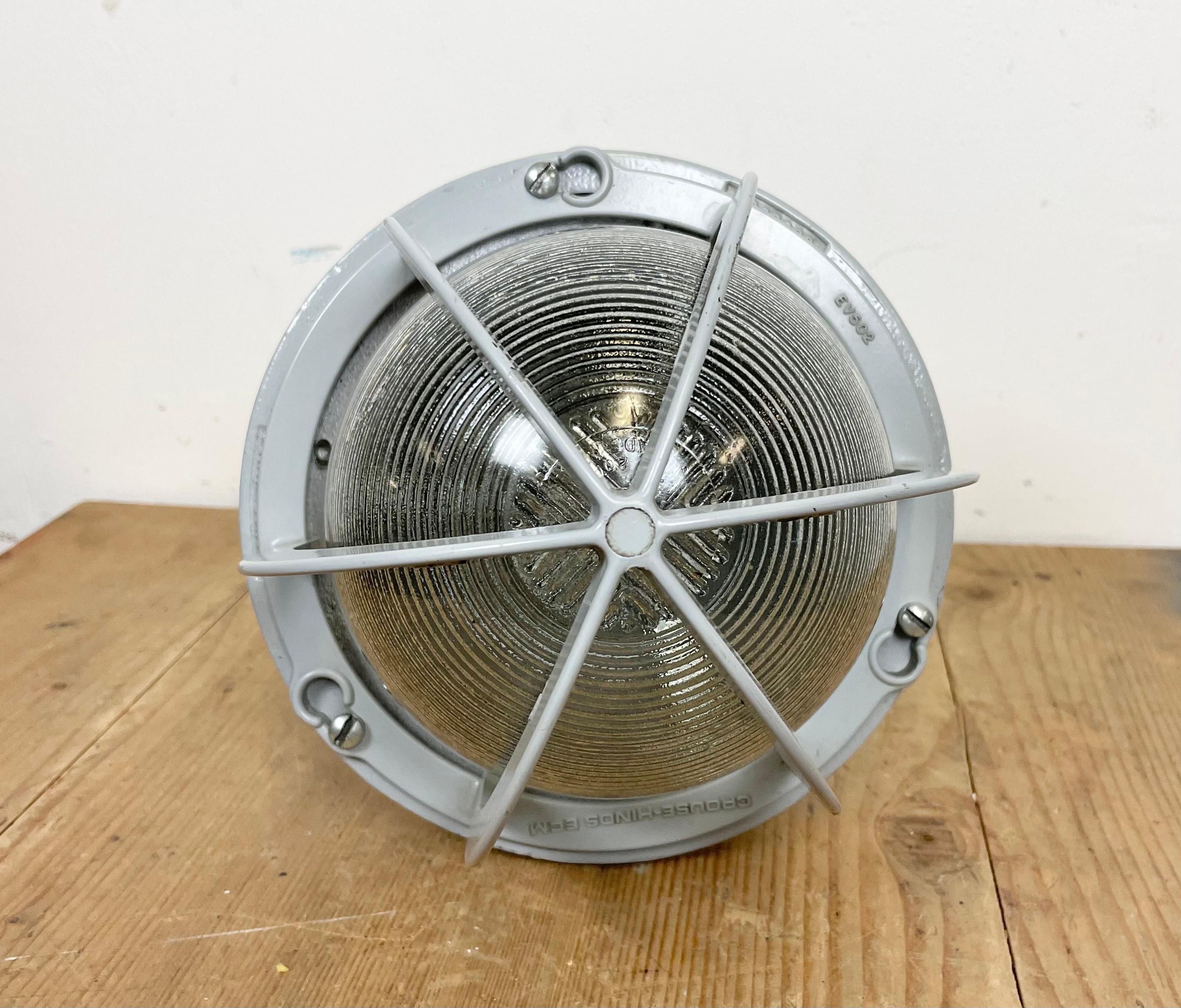 Grey Industrial Explosion Proof Light from Crouse-Hinds, 1970s For Sale 7