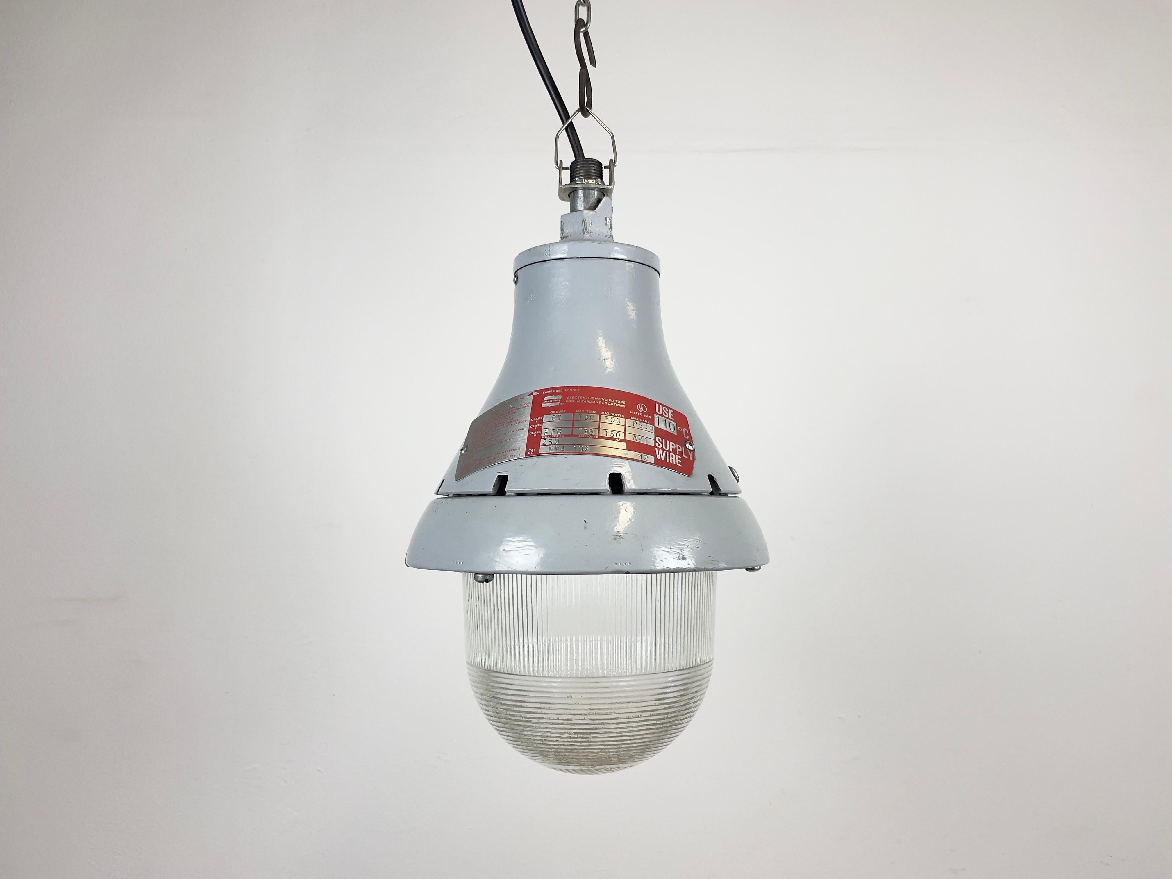 Industrial explosion proof light made by Crouse-Hinds in United States during the 1970s. It features a cast aluminium body and striped clear glass cover. The original socket requires E27/ E26 light bulbs.The weight of the lamp is 5 kg. New wire.