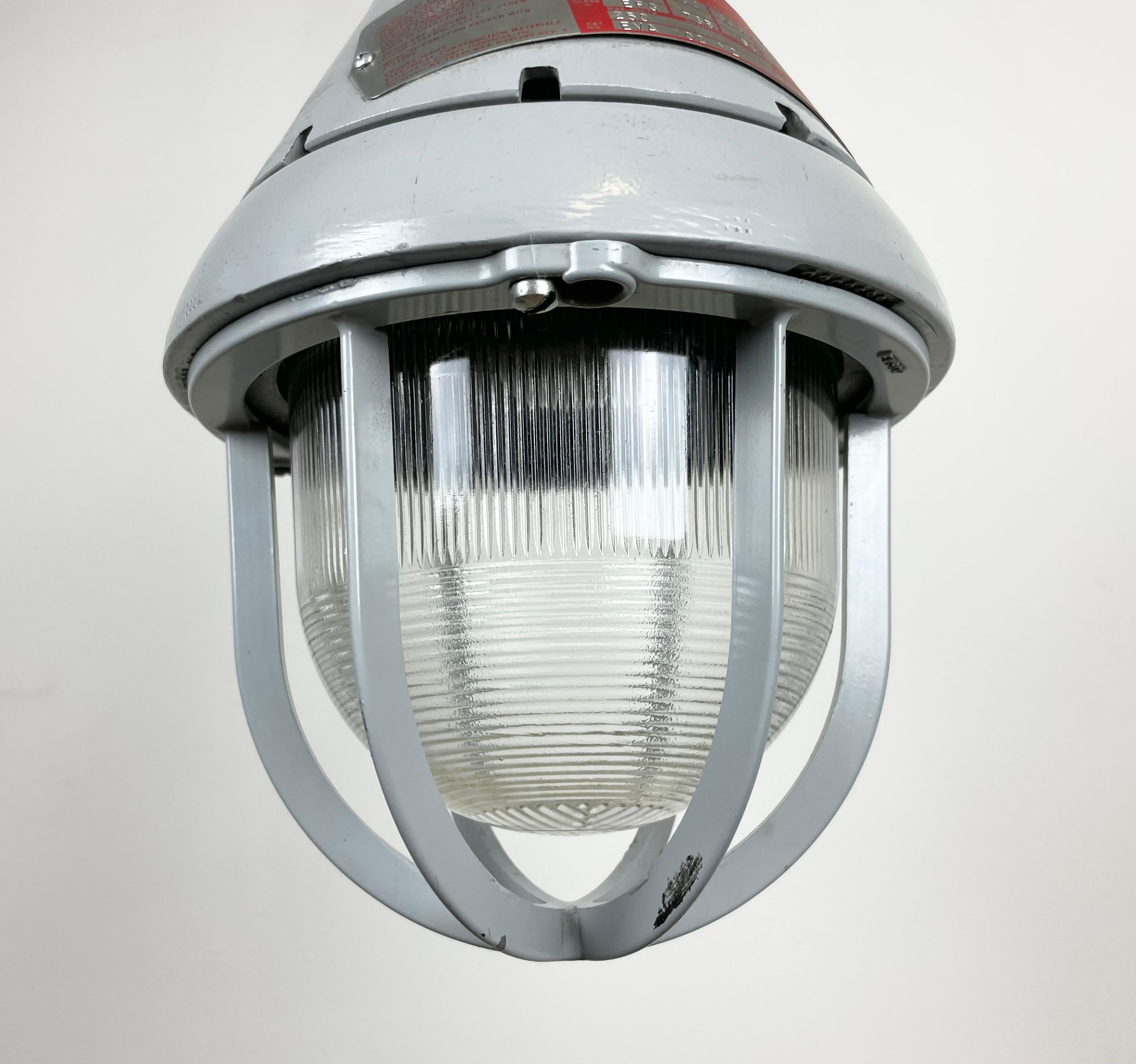 Calco Lampada industriale grigia a prova di esplosione di Crouse-Hinds, anni '70 in vendita