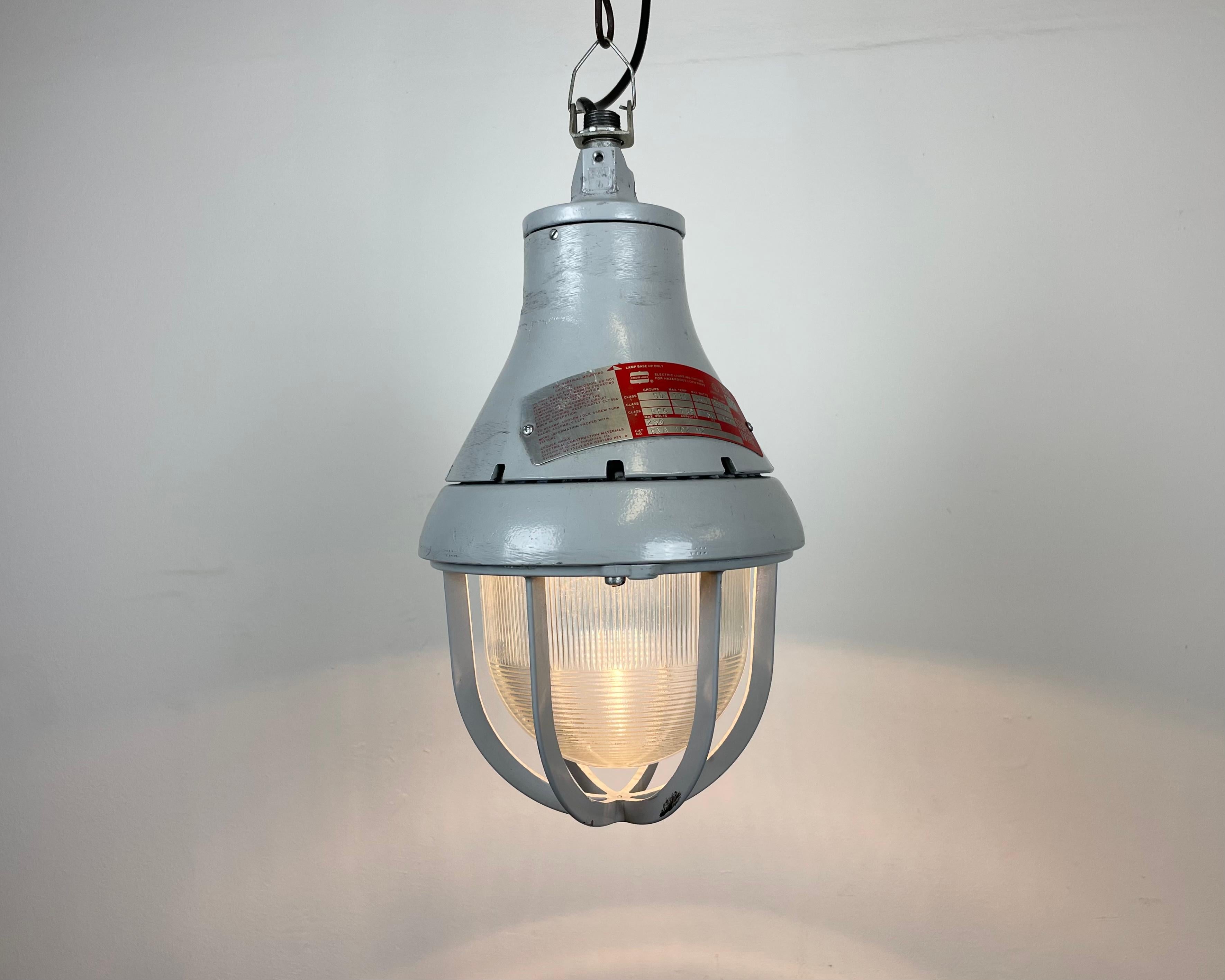 Grey Industrial Explosion Proof Light from Crouse-Hinds, 1970s For Sale 1