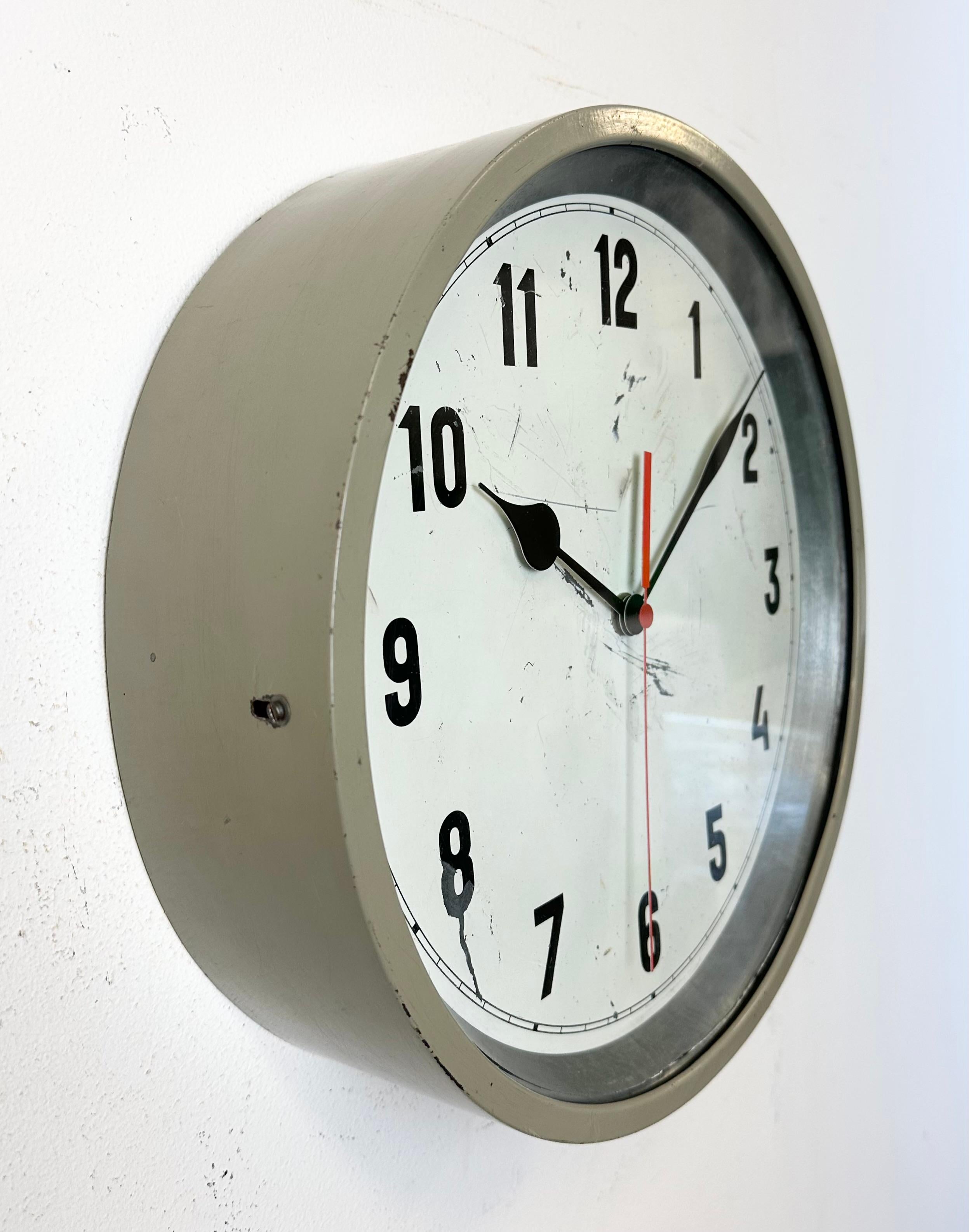 Grey Industrial Factory Wall Clock, 1950s In Good Condition In Kojetice, CZ