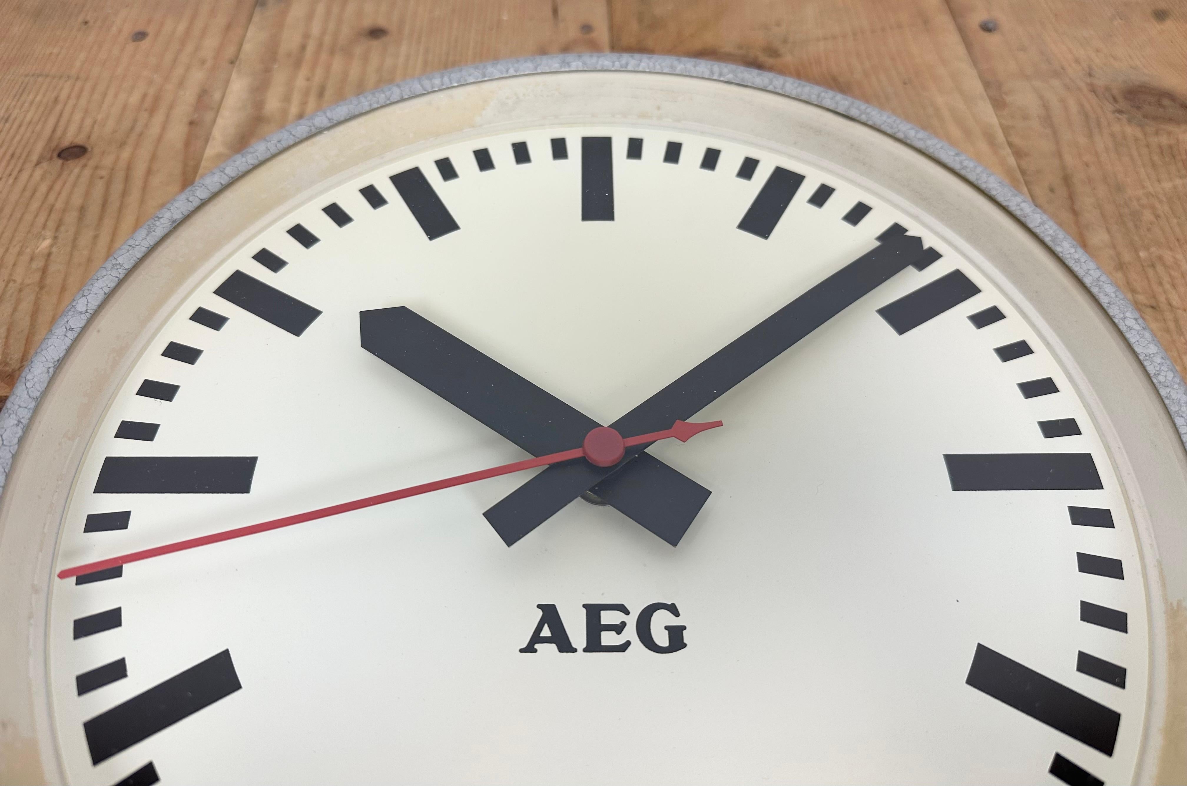 Grey Industrial Factory Wall Clock from AEG, 1960s For Sale 4