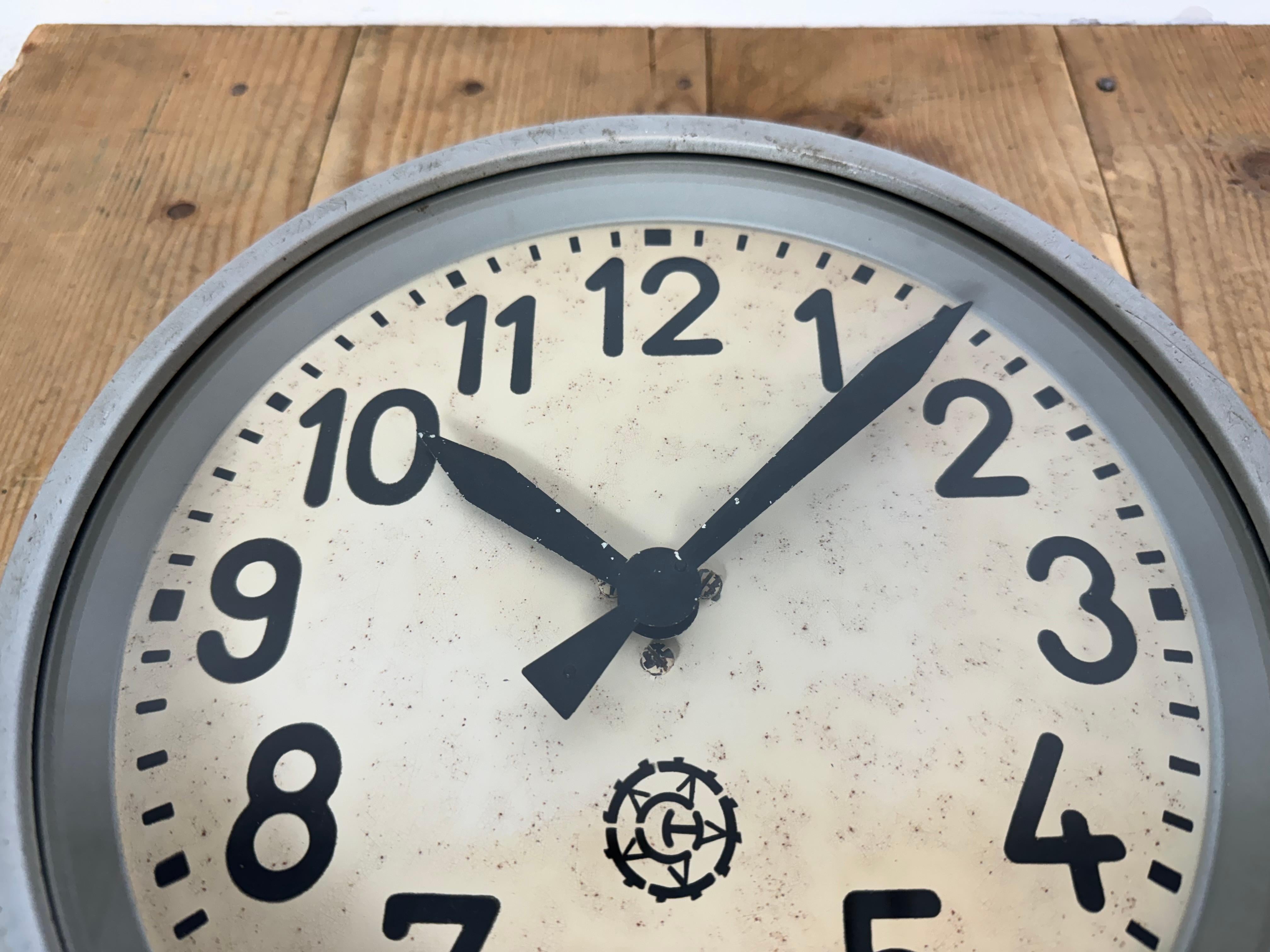 Horloge murale industrielle grise de Chronotechna, années 1950 en vente 3