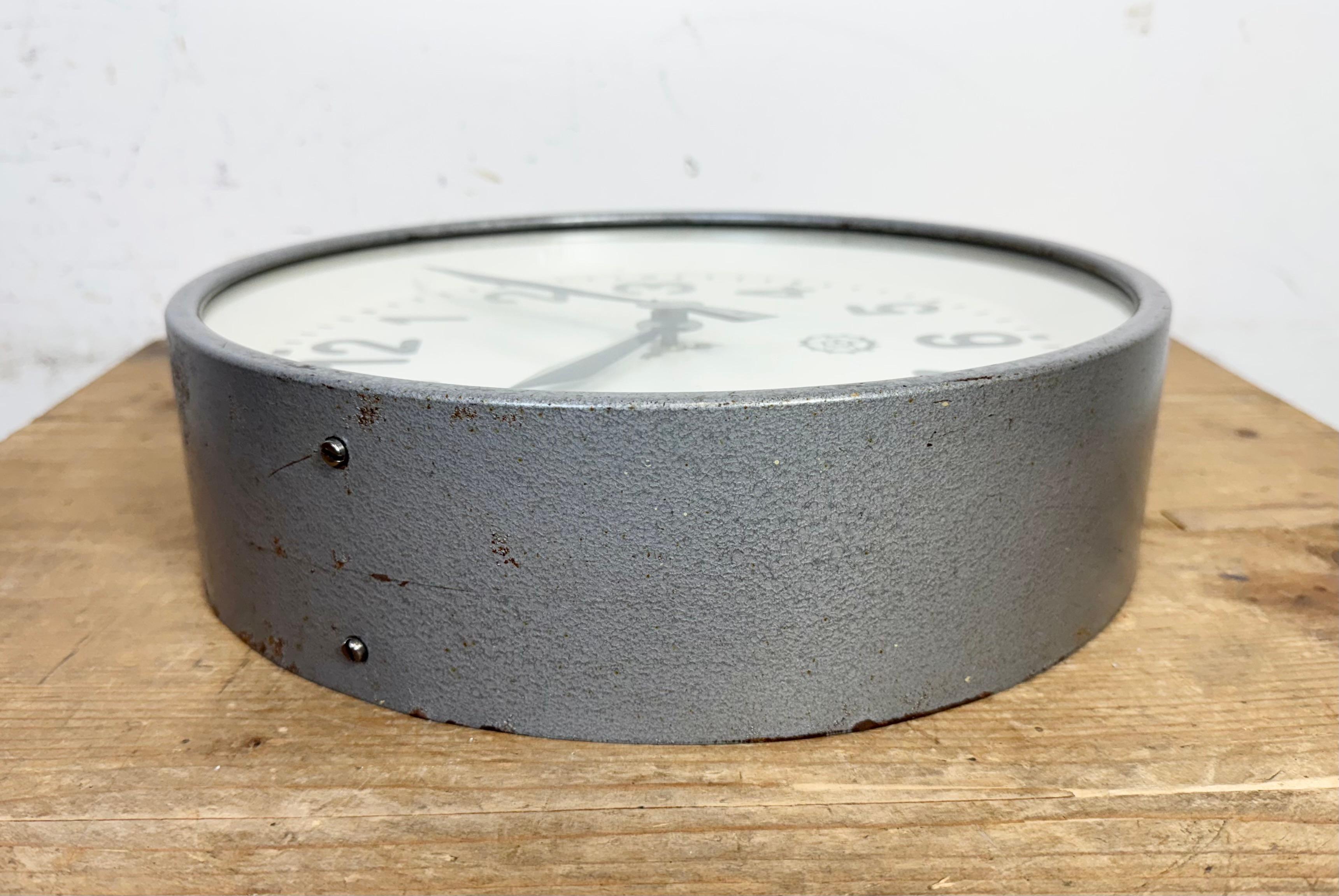 Horloge murale industrielle grise de Chronotechna, années 1950 en vente 3