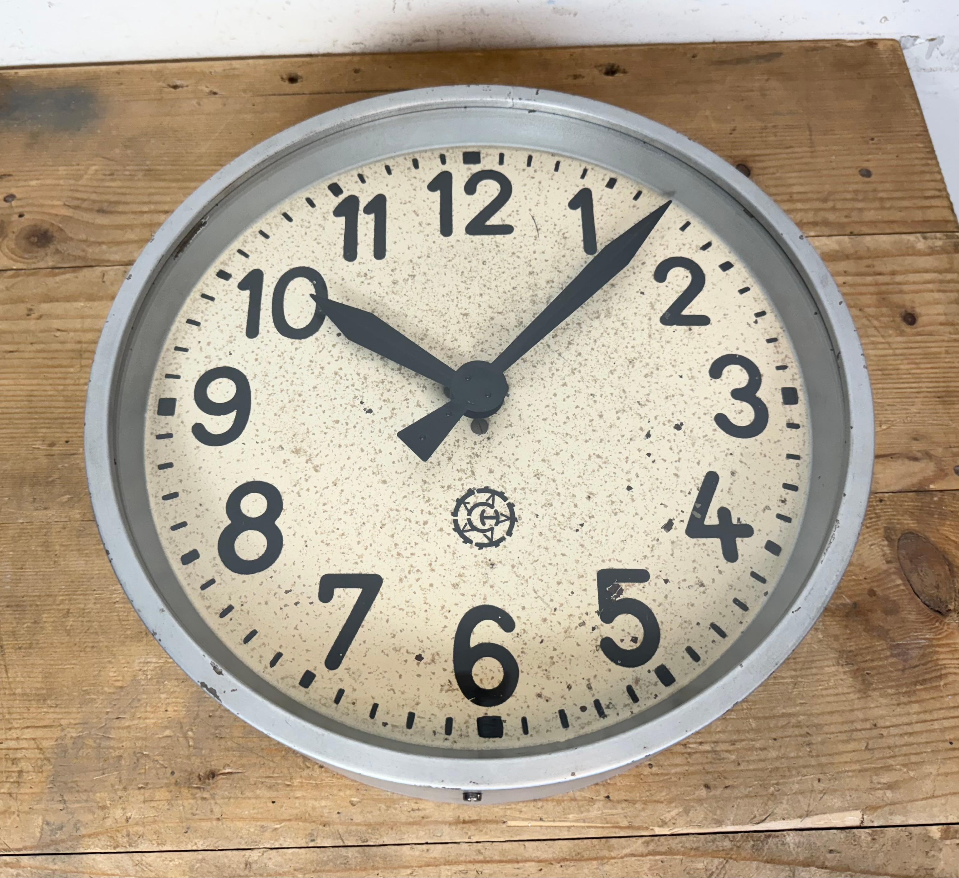 Horloge murale industrielle grise de Chronotechna, années 1950 en vente 4