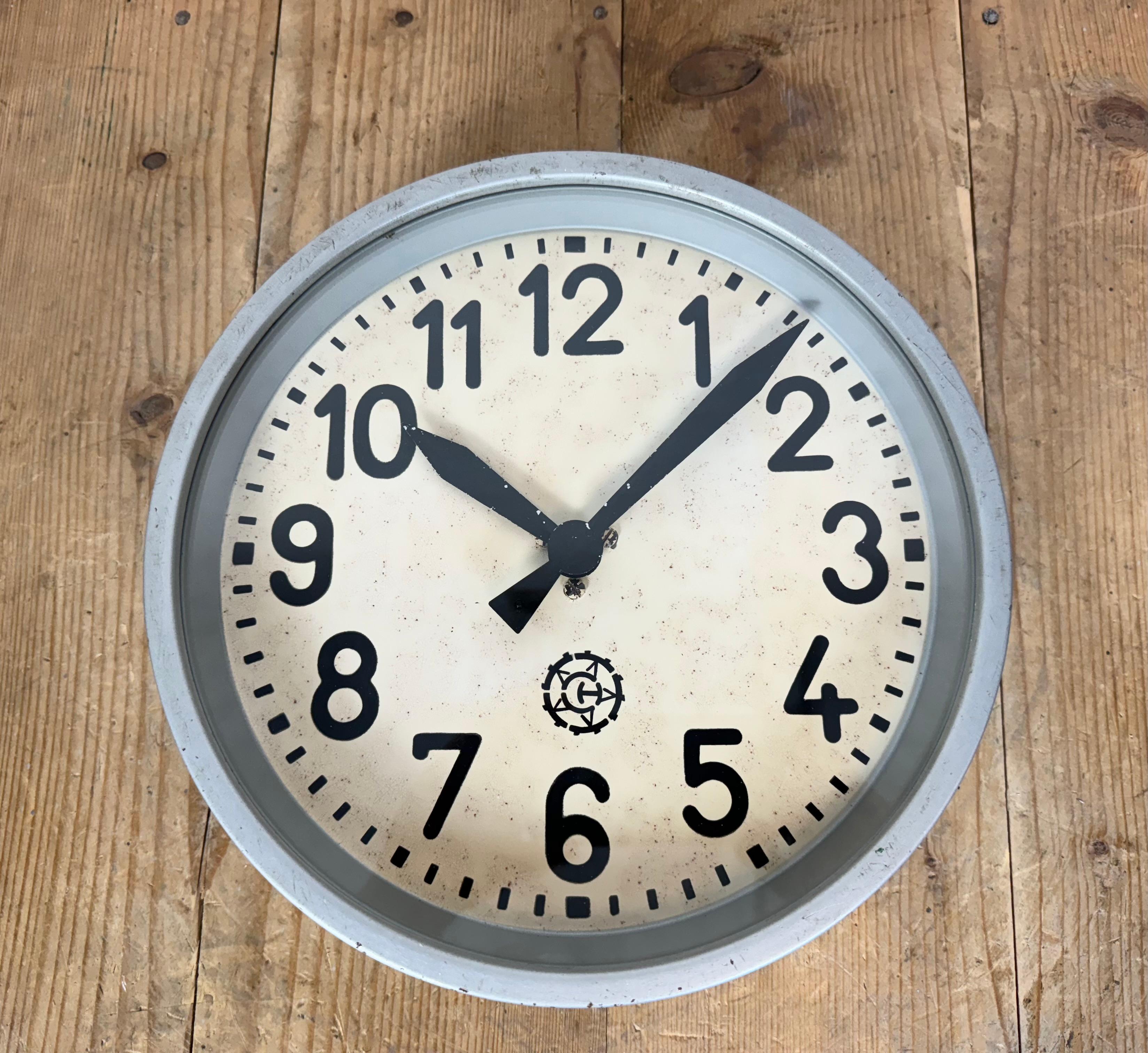 Horloge murale industrielle grise de Chronotechna, années 1950 en vente 4