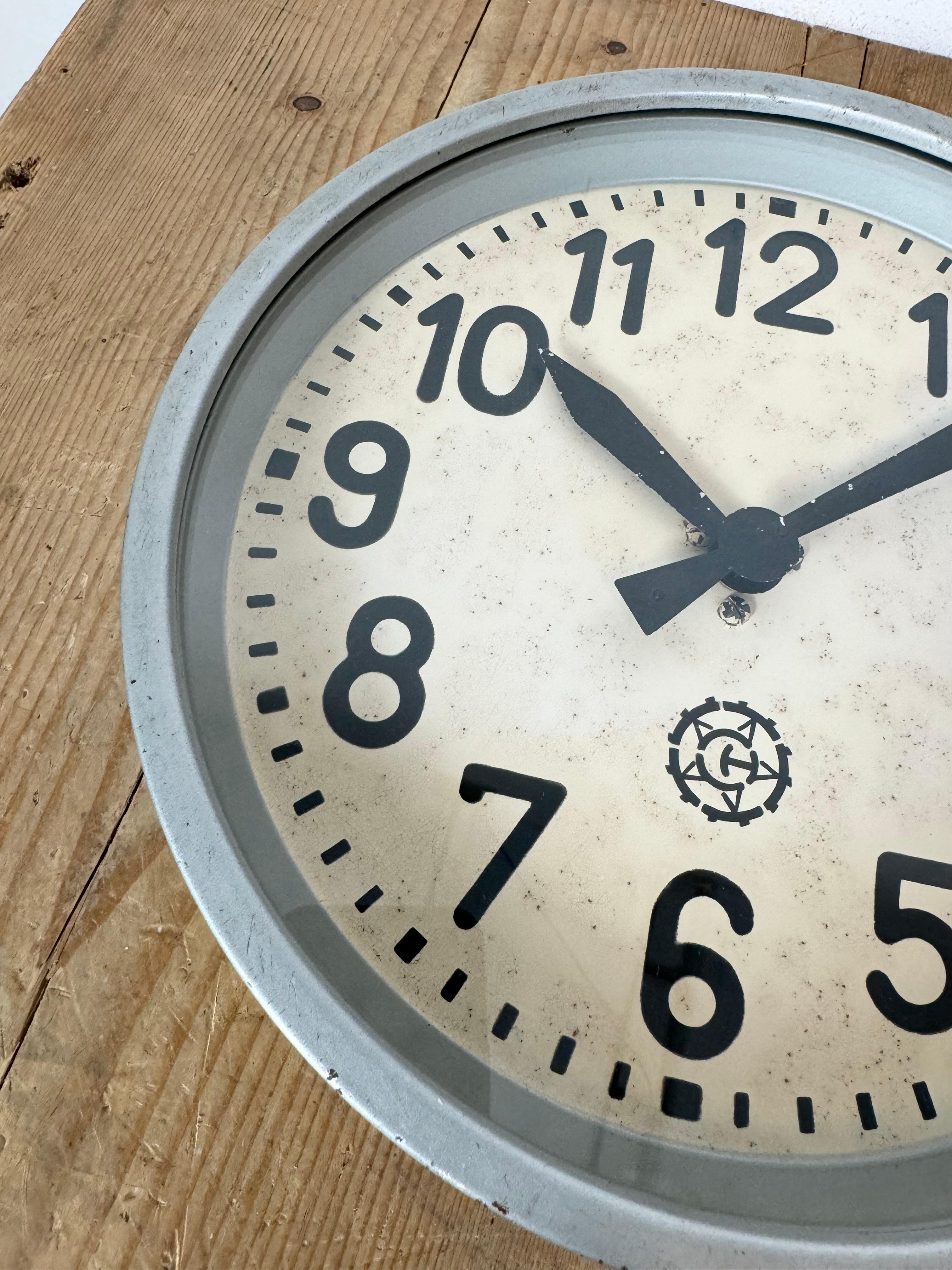 Horloge murale industrielle grise de Chronotechna, années 1950 en vente 5