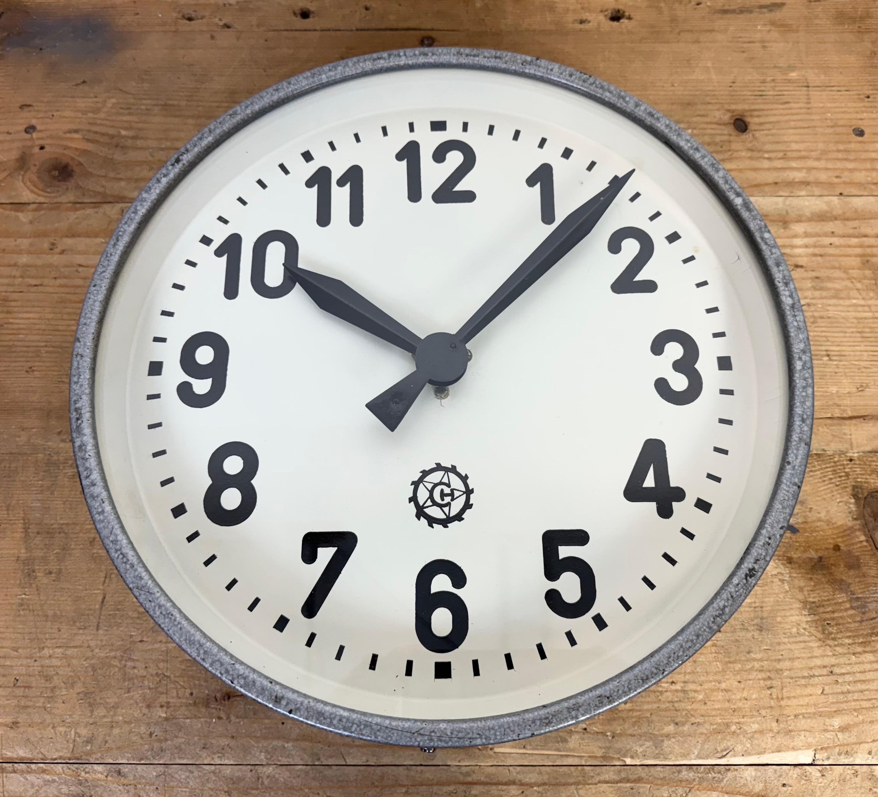 Horloge murale industrielle grise de Chronotechna, années 1950 en vente 5