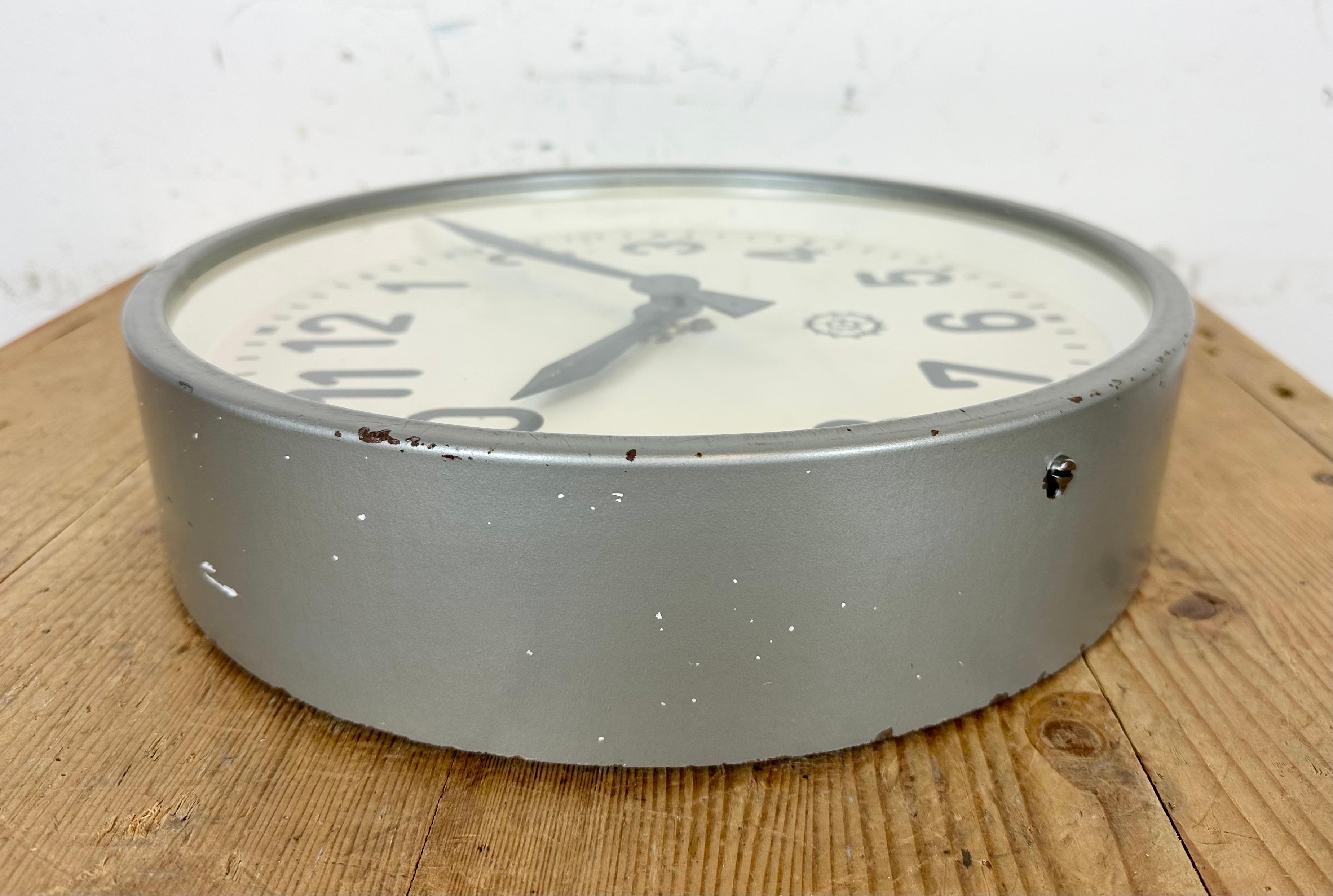 Horloge murale industrielle grise de Chronotechna, années 1950 en vente 6