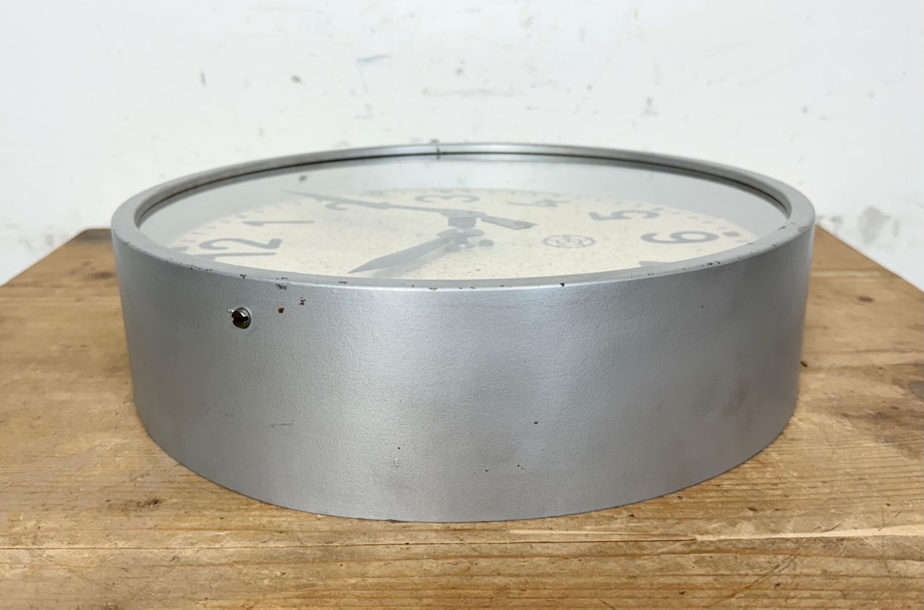 Horloge murale industrielle grise de Chronotechna, années 1950 en vente 6