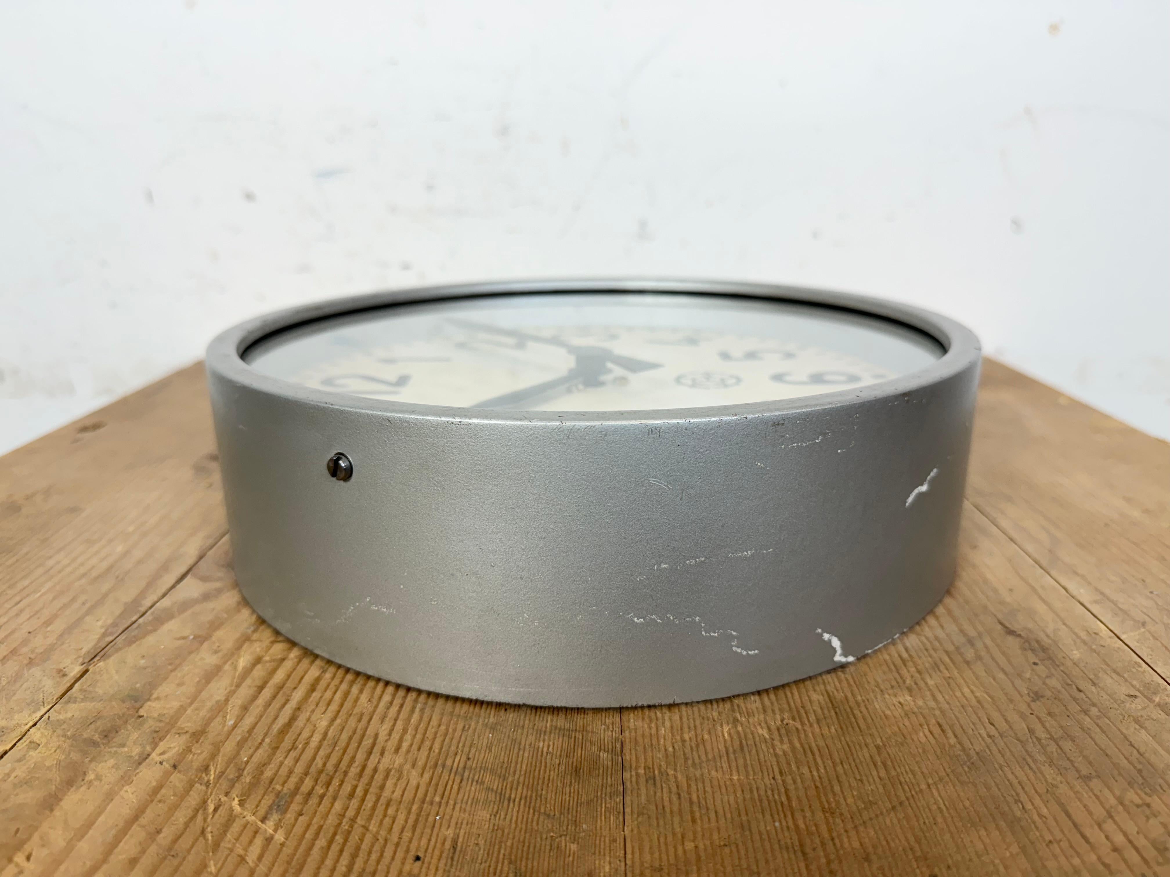 Horloge murale industrielle grise de Chronotechna, années 1950 en vente 6