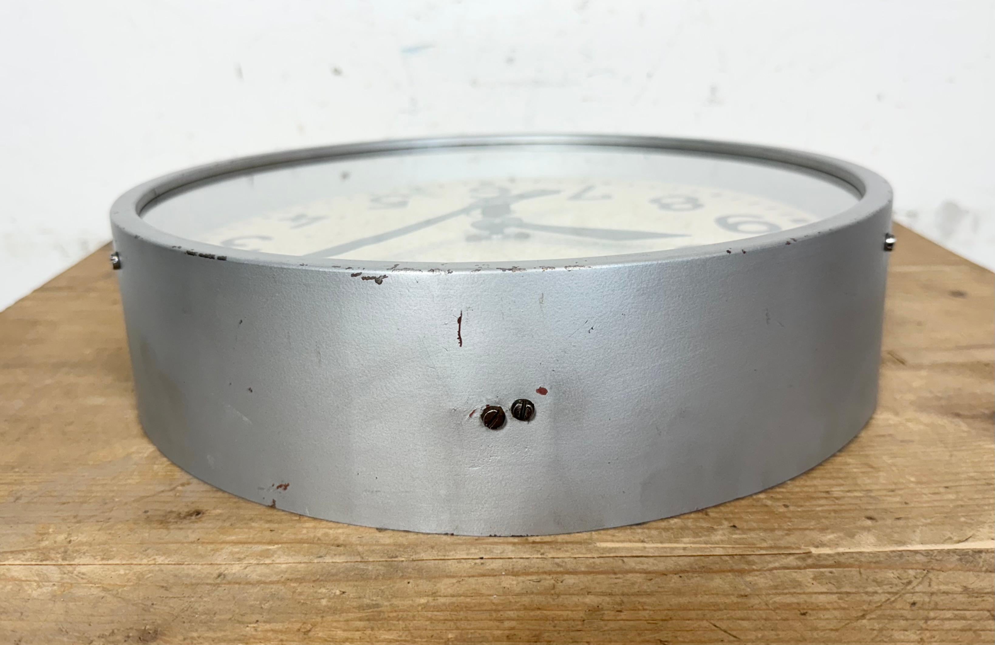 Horloge murale industrielle grise de Chronotechna, années 1950 en vente 7