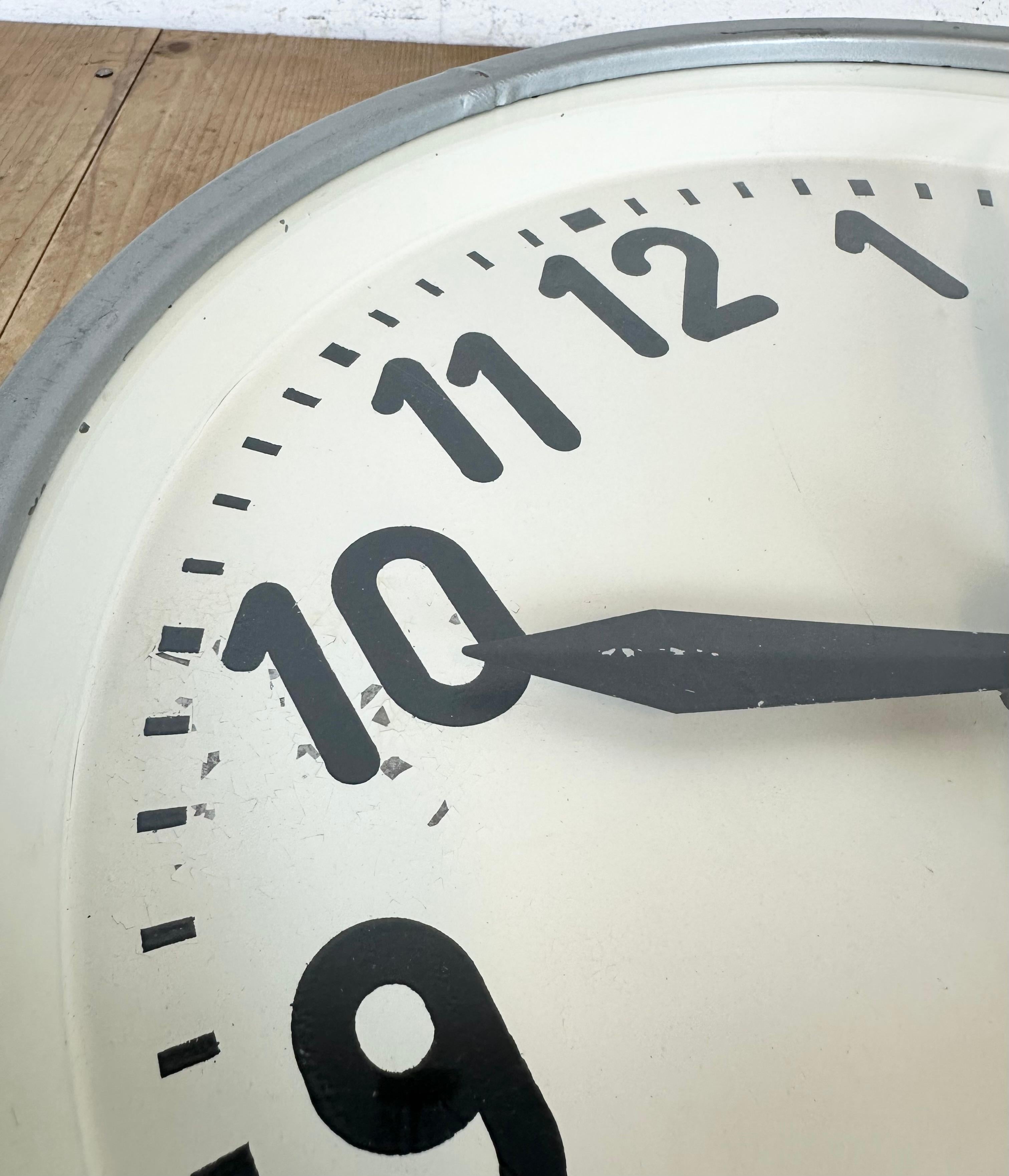 Horloge murale industrielle grise de Chronotechna, années 1950 en vente 8