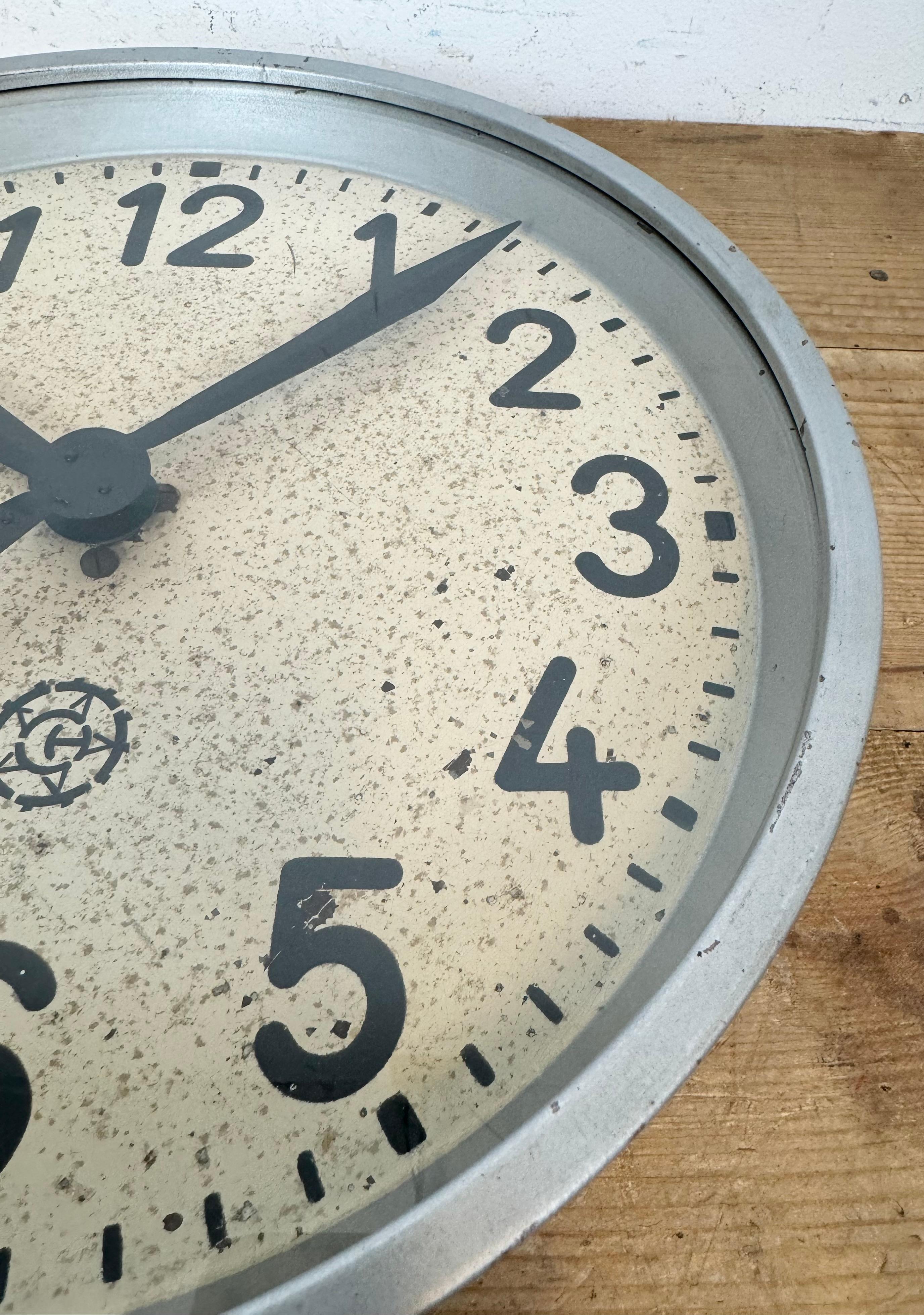Horloge murale industrielle grise de Chronotechna, années 1950 en vente 8