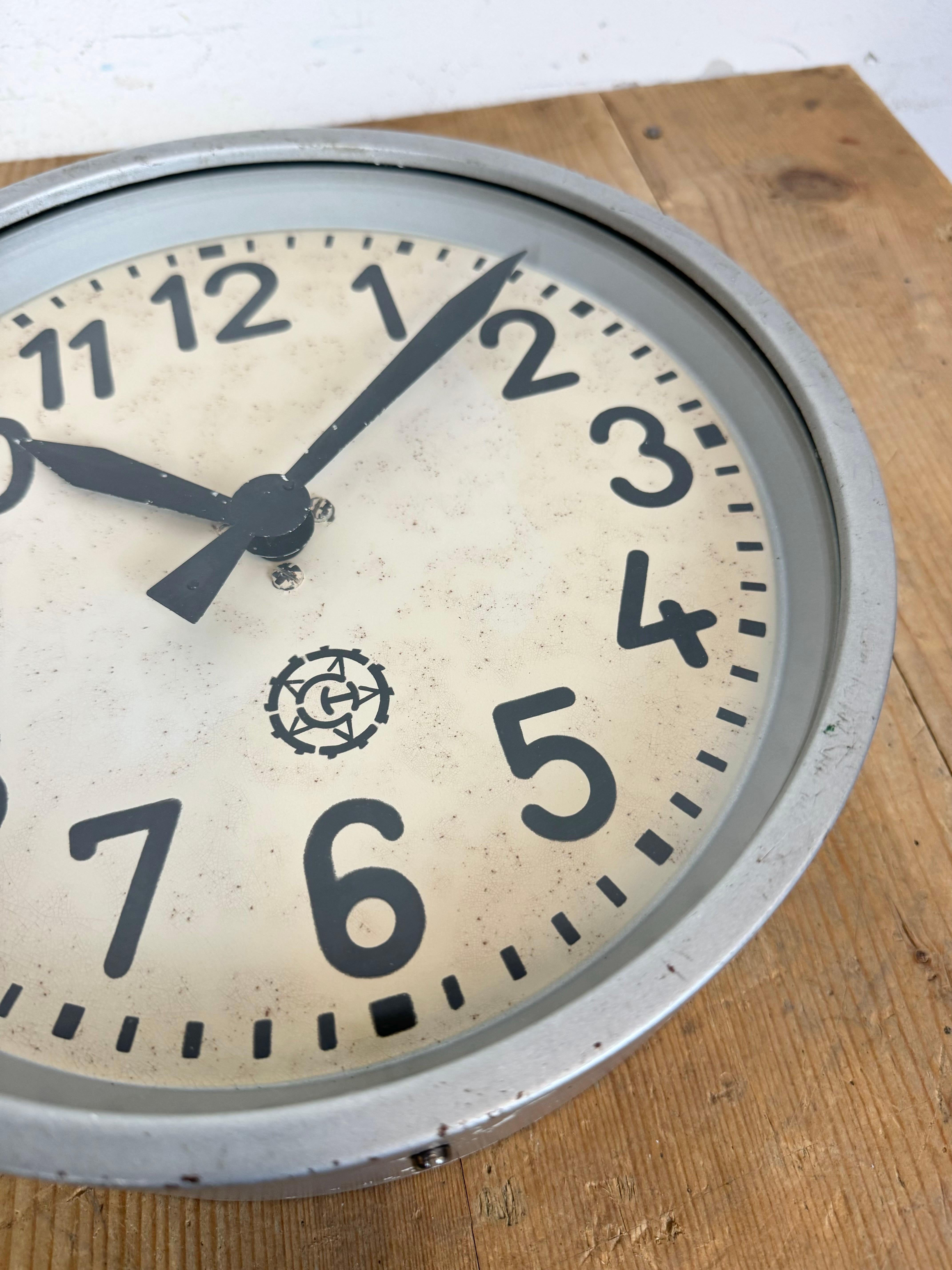 Horloge murale industrielle grise de Chronotechna, années 1950 en vente 8