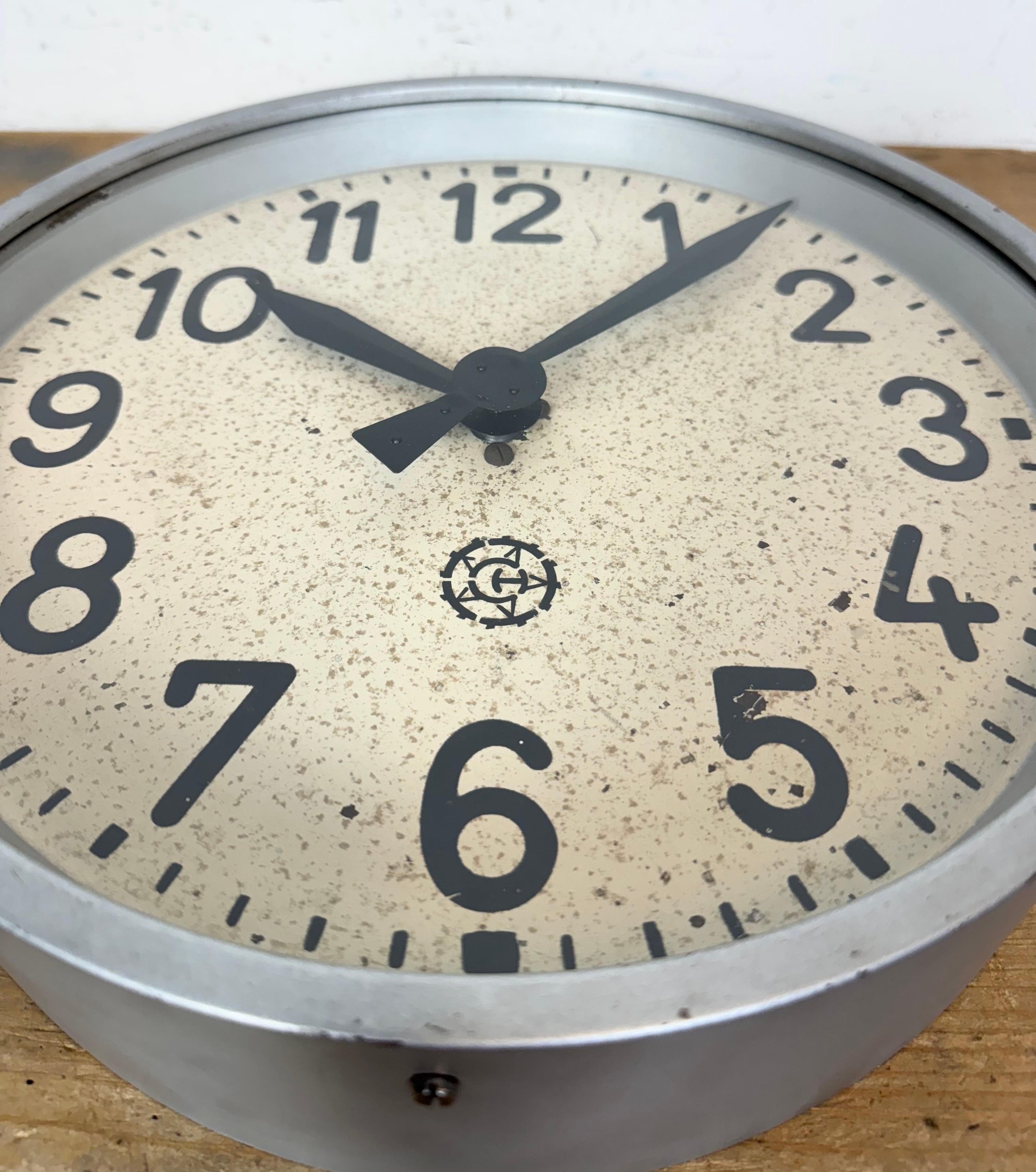 Horloge murale industrielle grise de Chronotechna, années 1950 en vente 9