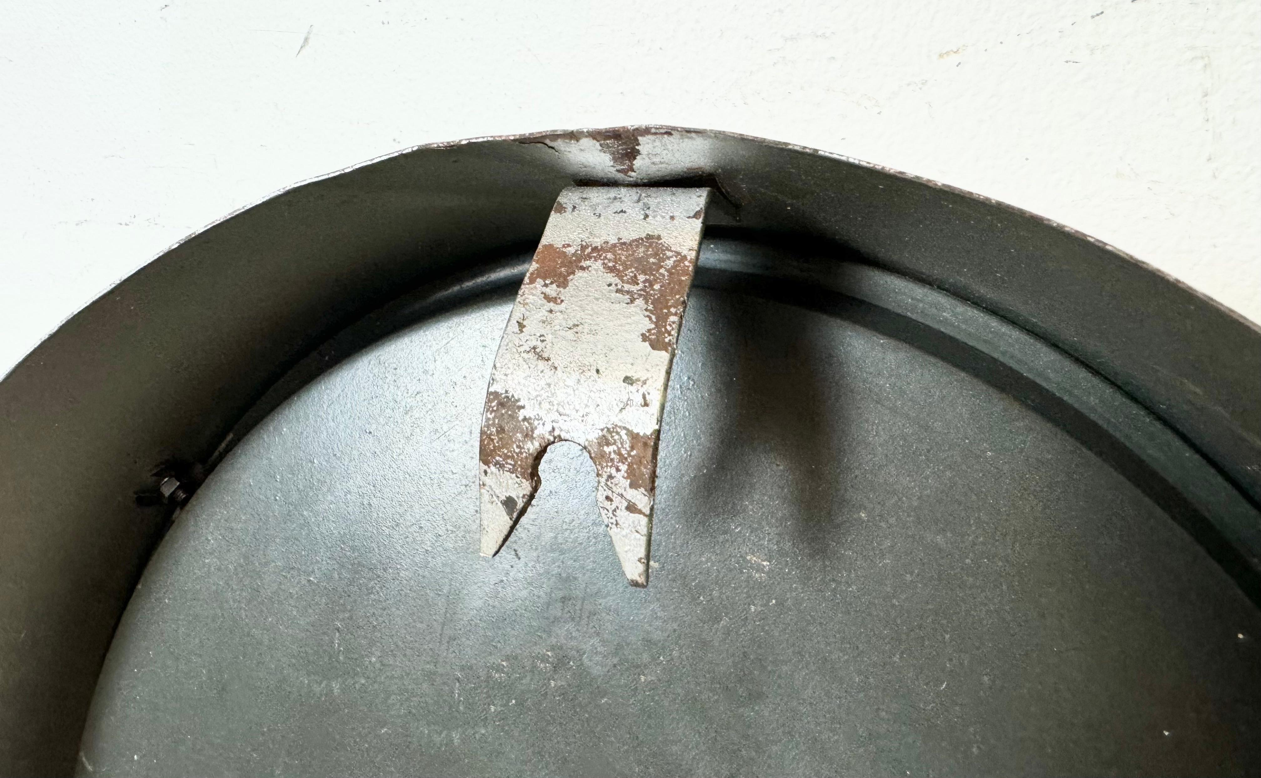 Horloge murale industrielle grise de Chronotechna, années 1950 en vente 9