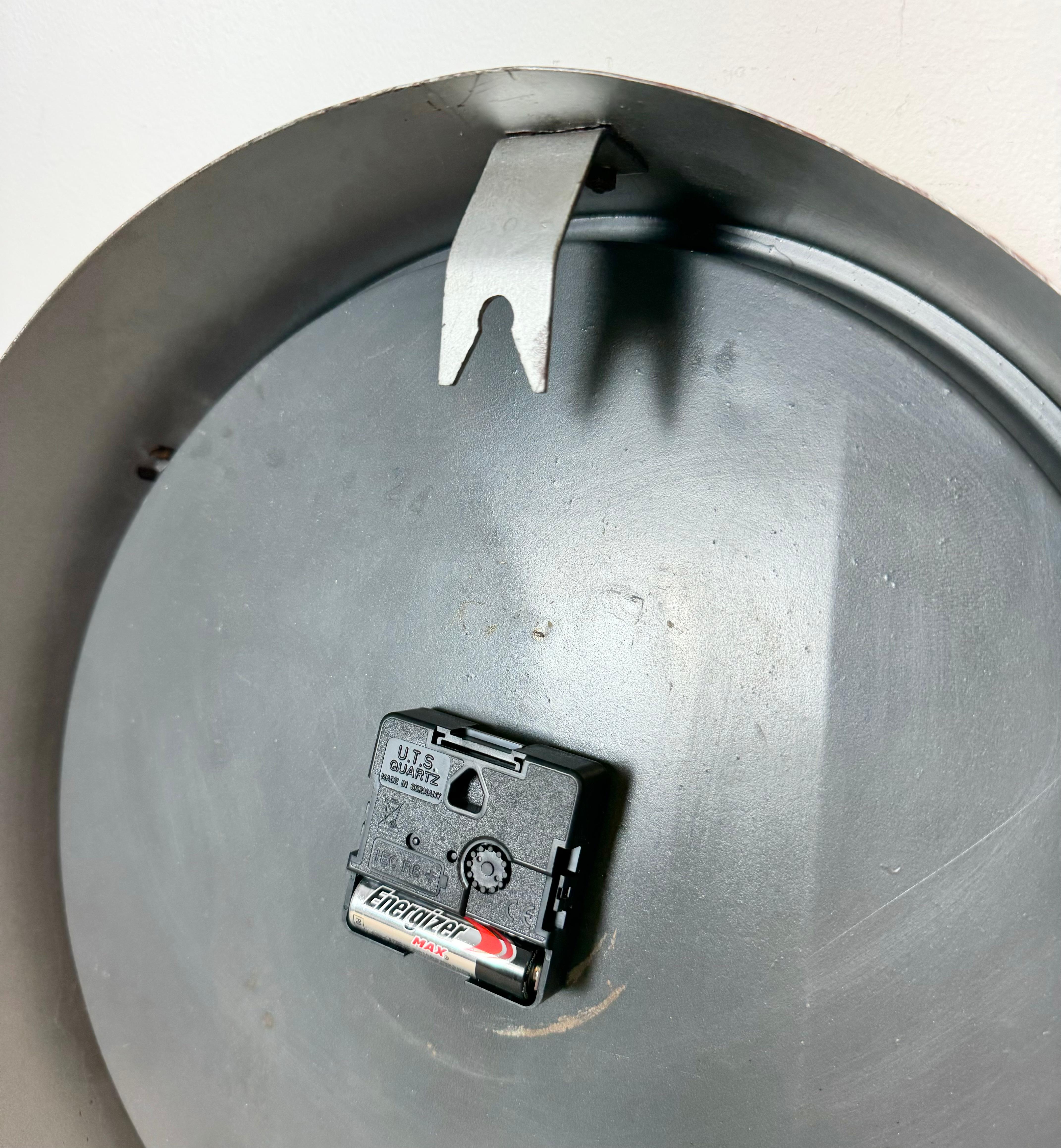Horloge murale industrielle grise de Chronotechna, années 1950 en vente 10