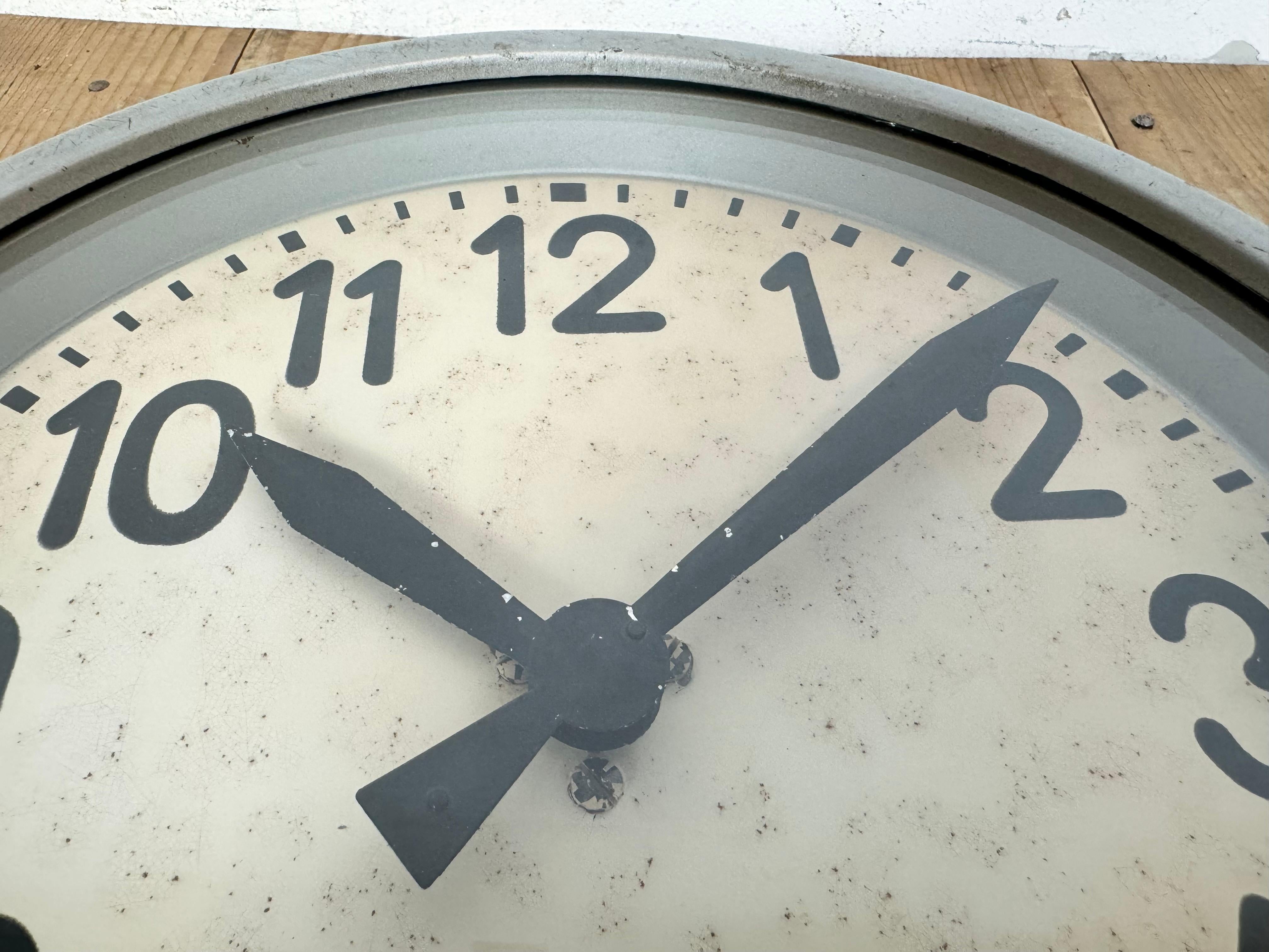 Horloge murale industrielle grise de Chronotechna, années 1950 en vente 10