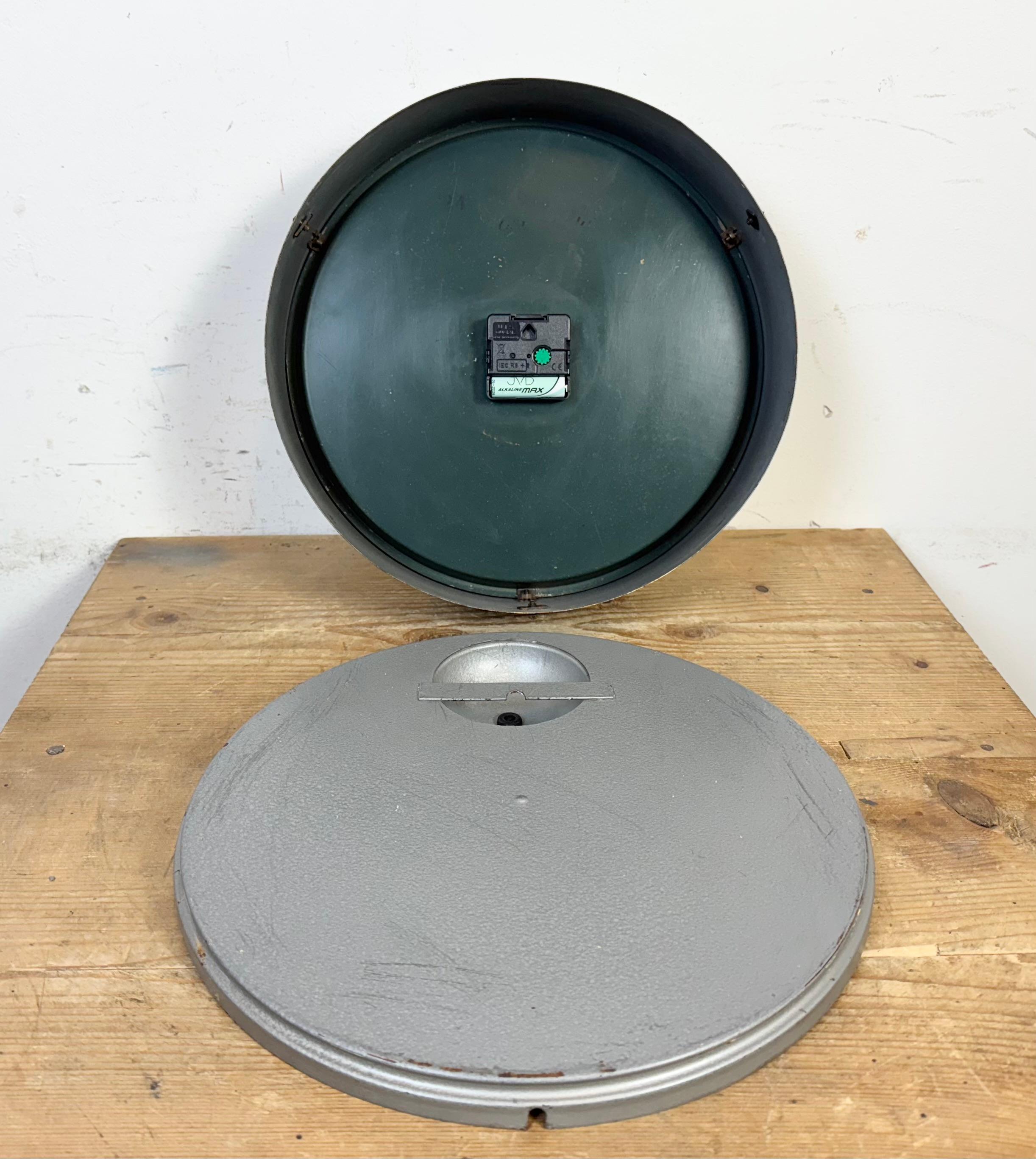 Horloge murale industrielle grise de Chronotechna, années 1950 en vente 10