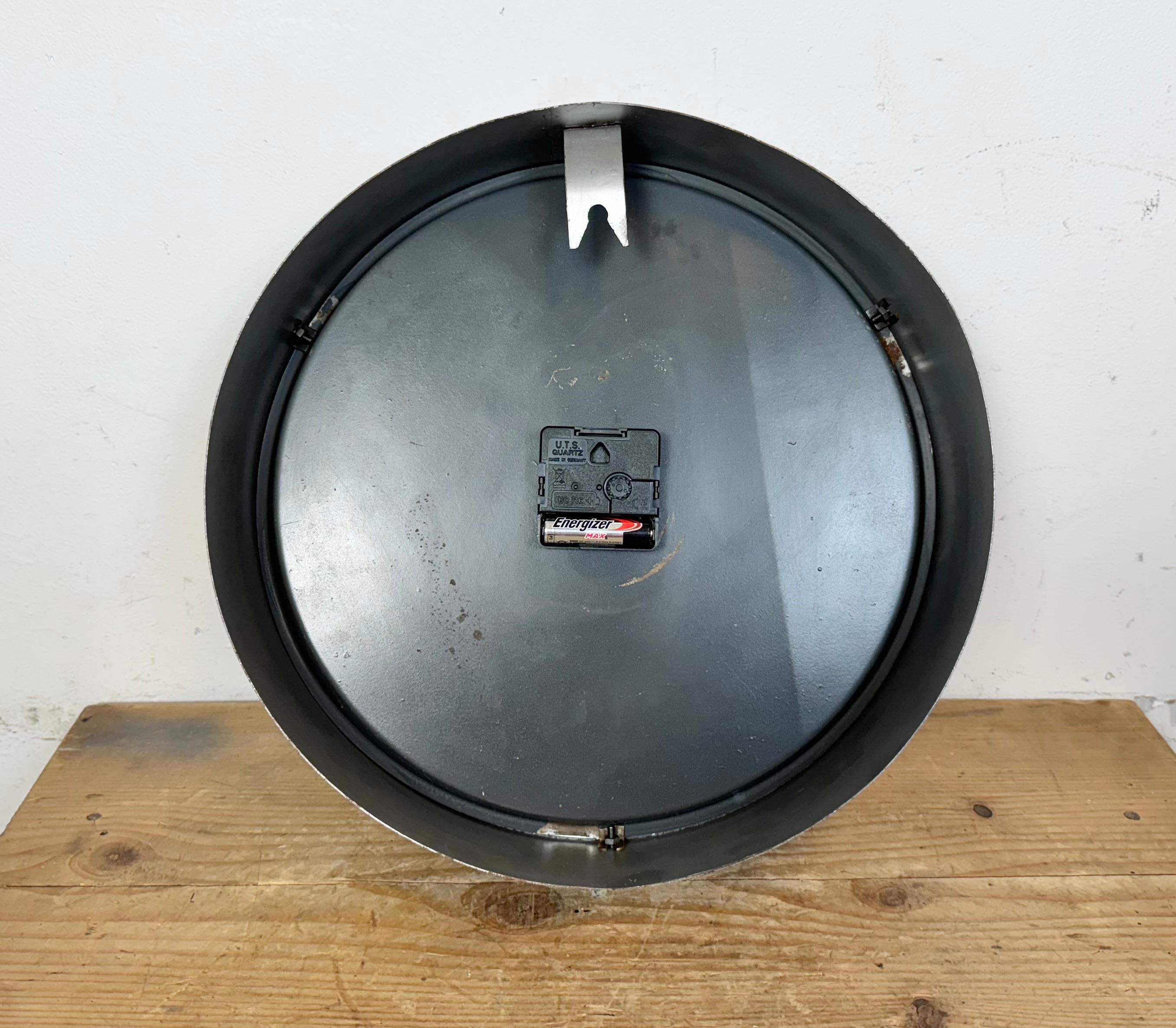 Horloge murale industrielle grise de Chronotechna, années 1950 en vente 11