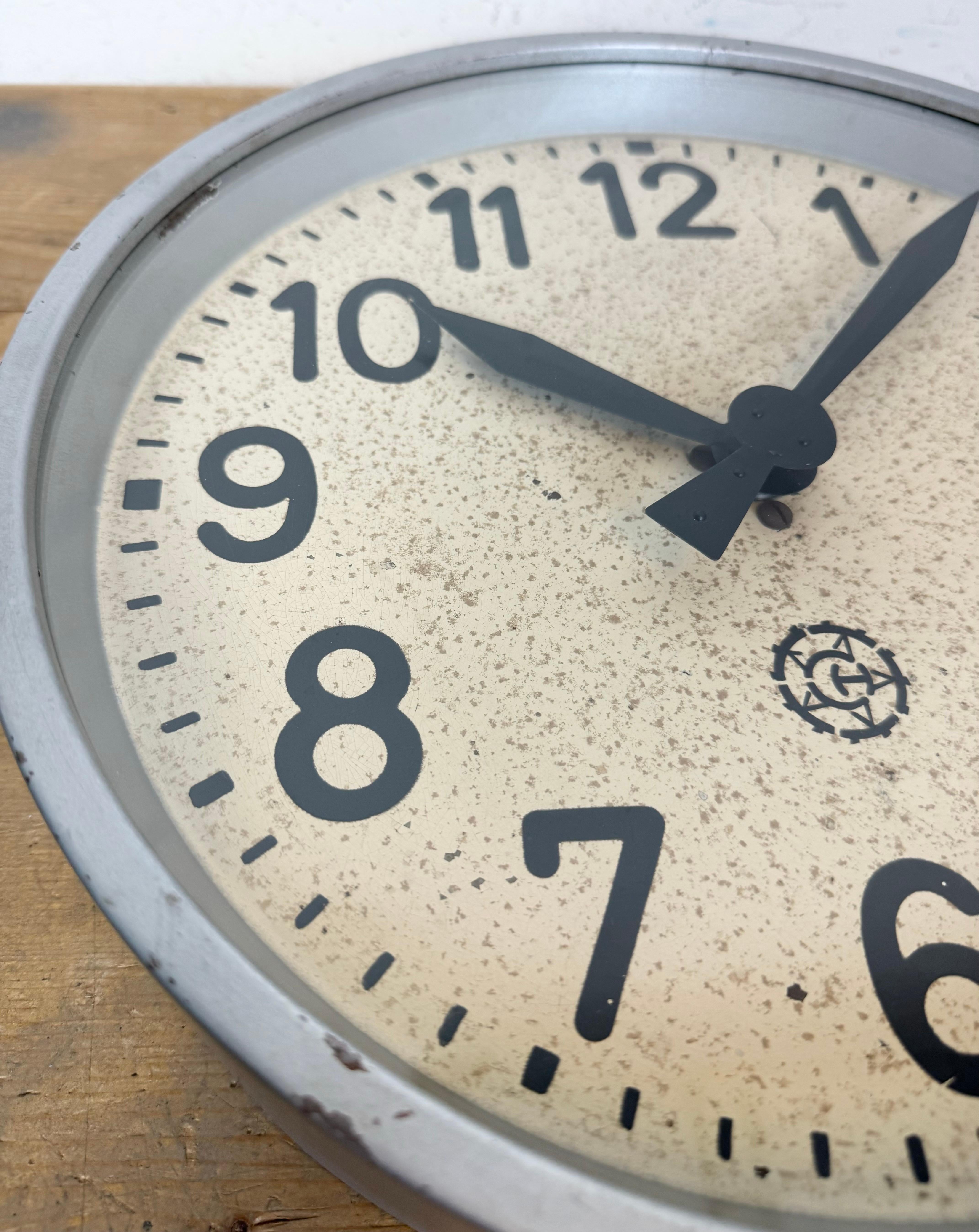 Horloge murale industrielle grise de Chronotechna, années 1950 en vente 12
