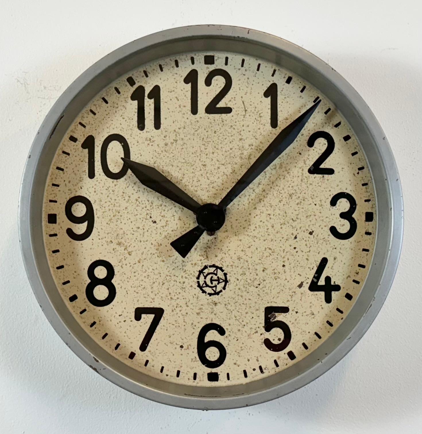 Industriel Horloge murale industrielle grise de Chronotechna, années 1950 en vente
