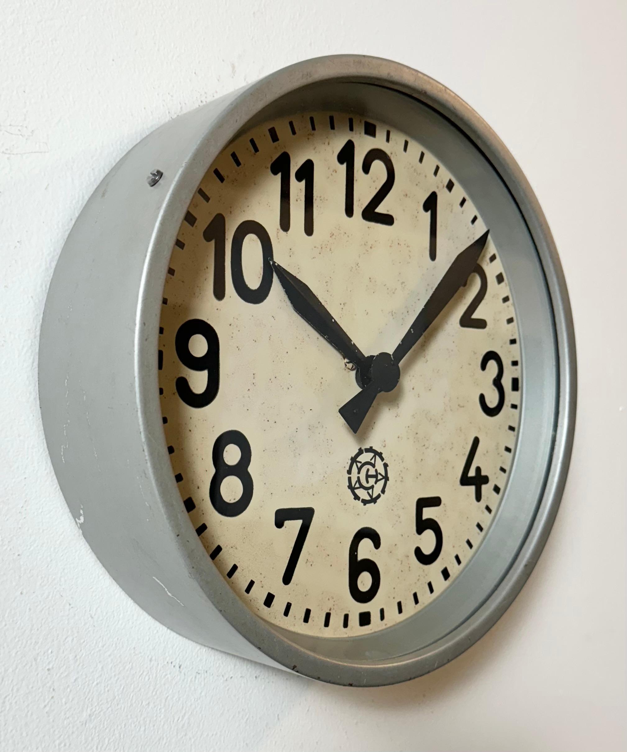 Industriel Horloge murale industrielle grise de Chronotechna, années 1950 en vente